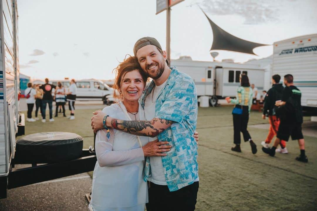 ディロン・フランシスさんのインスタグラム写真 - (ディロン・フランシスInstagram)「My mom has come to almost every @hardfest I’ve ever played.. it always so special because it falls on my Mom & Dads wedding anniversary.. this year they are 35 years strong congrats 😱 (my dad couldn’t be there cause he messed up his back love you dad @goldencabinetmedical) ALSO MASSIVE LOVE TO ALL THAT WERE IN THE CROWD CELEBRATING AND DANCING AND SINGING I LOVE YOU💞」8月5日 0時47分 - dillonfrancis