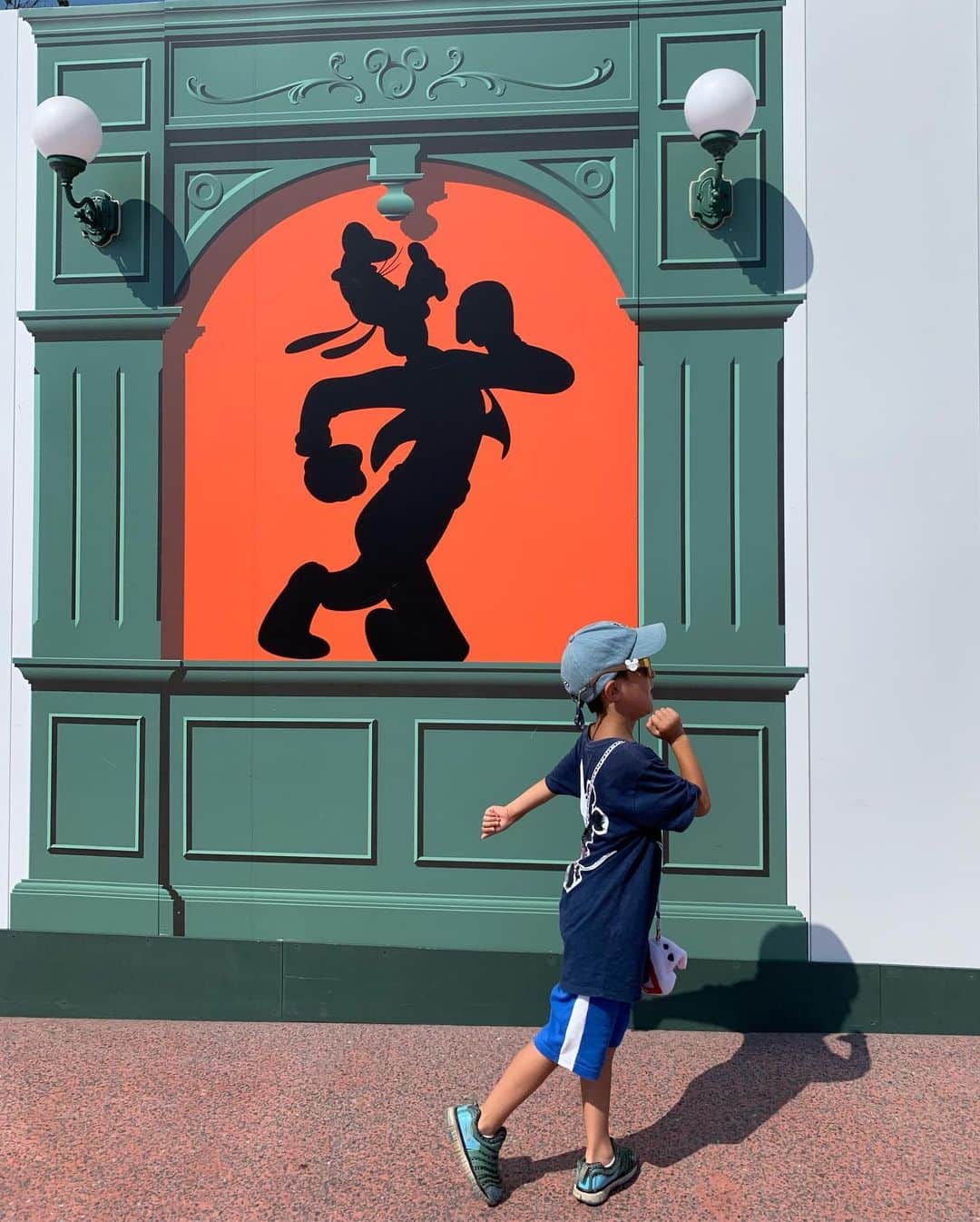 細田阿也さんのインスタグラム写真 - (細田阿也Instagram)「#tokyodisneyland  #disneyland  with #sons ❤︎ #心友 くんと一緒に #磐田会 に会いに🙌  #夏ディズニー #友達ディズニー #家族ディズニー  #さいこー  #最幸 な夏休み🐭🏰 #birthday  #birthdayboy #birthdaymom #オーサマーバンザイ」8月5日 0時47分 - hosodaaya