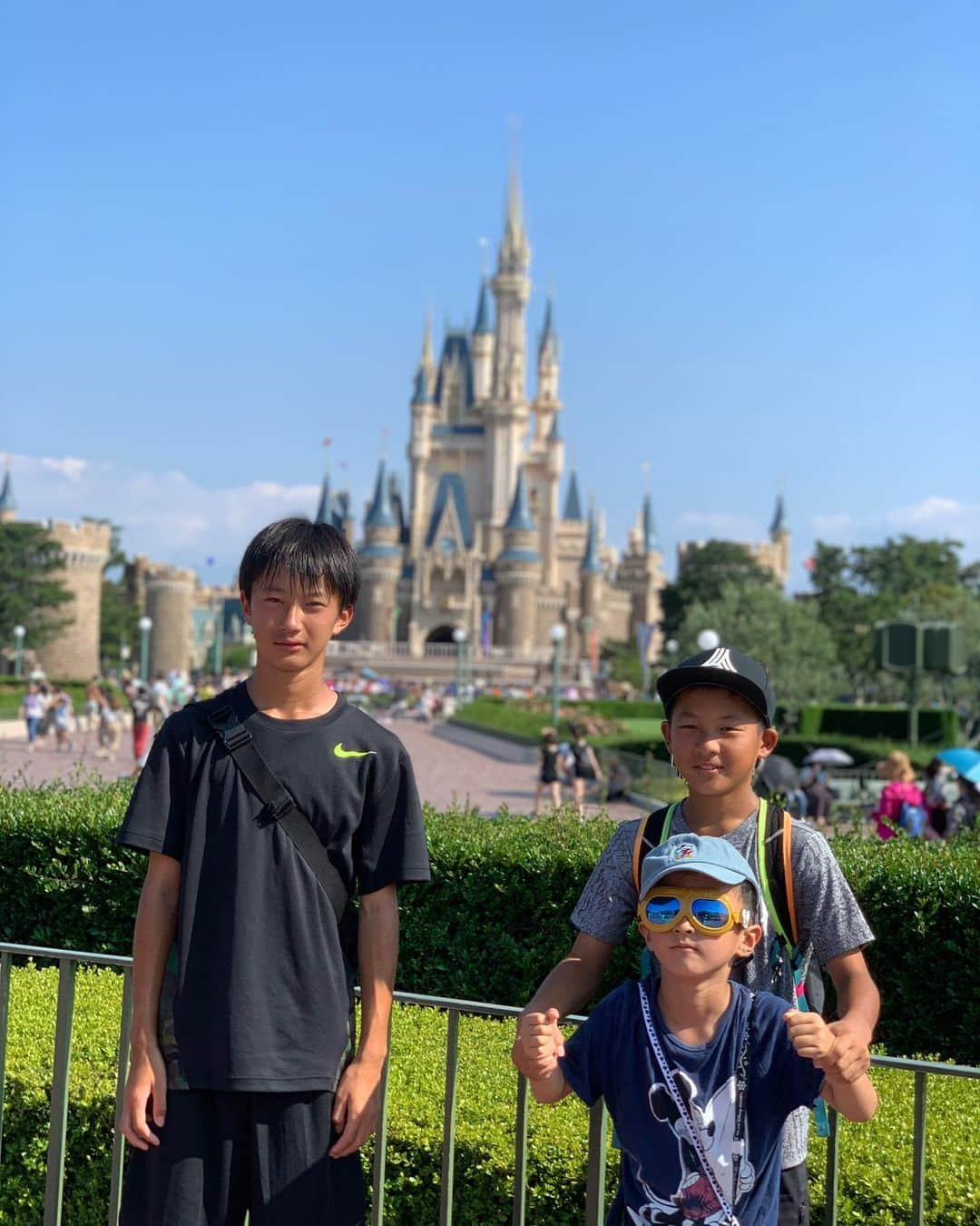 細田阿也さんのインスタグラム写真 - (細田阿也Instagram)「#tokyodisneyland  #disneyland  with #sons ❤︎ #心友 くんと一緒に #磐田会 に会いに🙌  #夏ディズニー #友達ディズニー #家族ディズニー  #さいこー  #最幸 な夏休み🐭🏰 #birthday  #birthdayboy #birthdaymom #オーサマーバンザイ」8月5日 0時47分 - hosodaaya