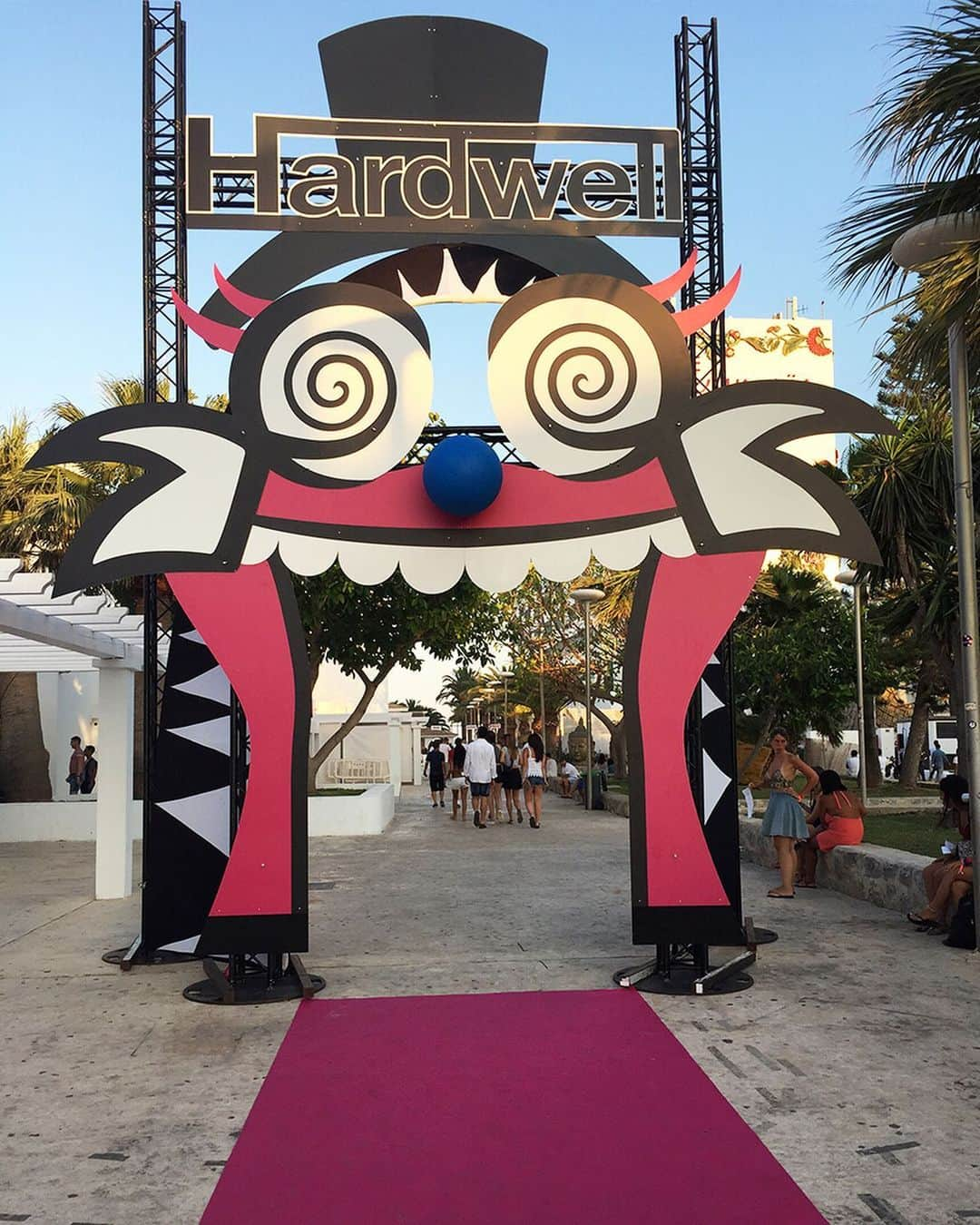 ハードウェルさんのインスタグラム写真 - (ハードウェルInstagram)「12 weeks of excitement when we launched my new "Hardwell's Carnival" event, exclusive for the Ibiza shows at @ushuaiaibiza🔥 The energy was amazing and it was fun to throw this party every Tuesday. Have you ever partied with me at Ushuaïa? #StoryOfHardwell」8月5日 0時48分 - hardwell