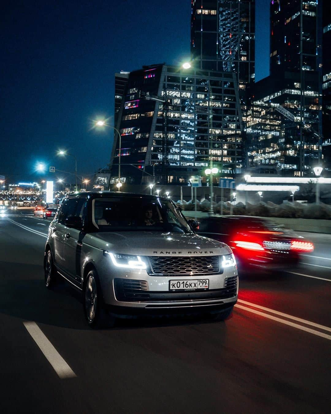 Land Roverさんのインスタグラム写真 - (Land RoverInstagram)「Into the night, in refined style. Search “Range Rover test drive” to experience city exploration at its most luxurious.  #RangeRover #4x4 #CarsofInstagram #SUV #LuxurySUV #Design #LandRover #AutomotiveDesign #IWantOne #Cars #Car」8月5日 1時01分 - landrover