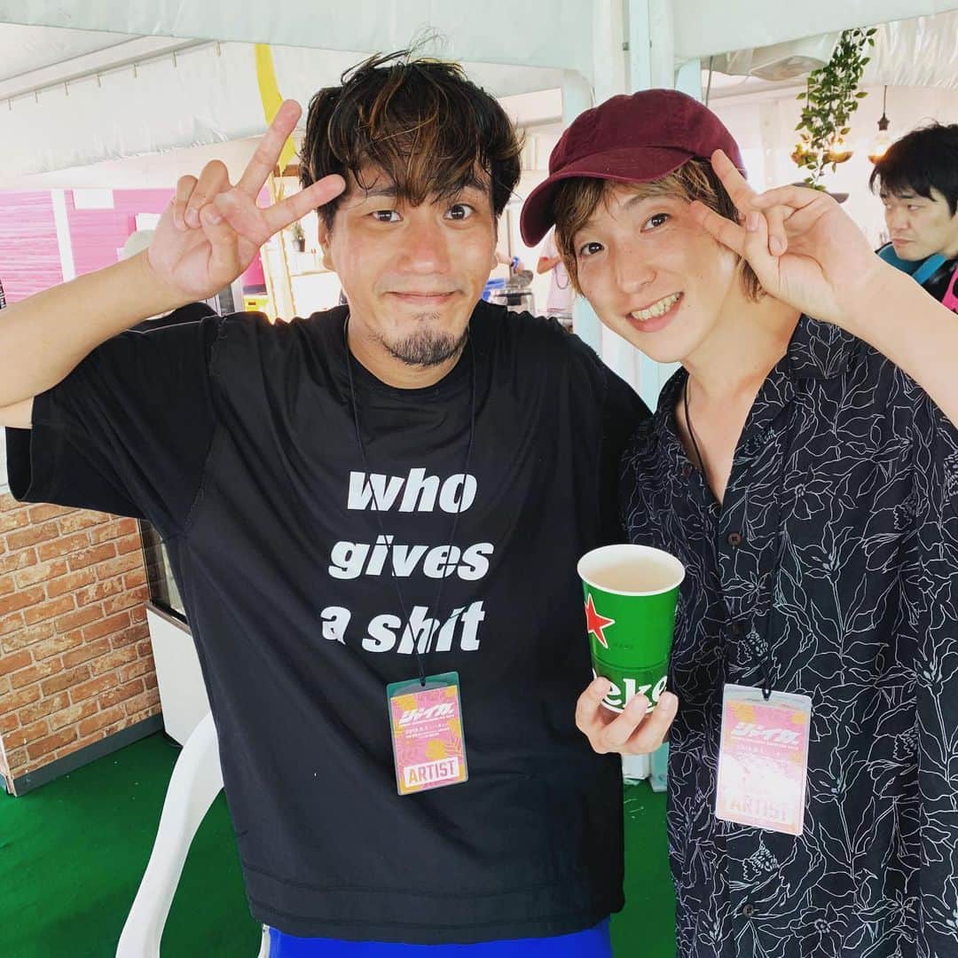 武井優心のインスタグラム：「対バンしてからしっかり仲良く、そして大好きになったBradio！見てると自然に笑顔になります。最高です🕺  #日焼けしたー🌞」
