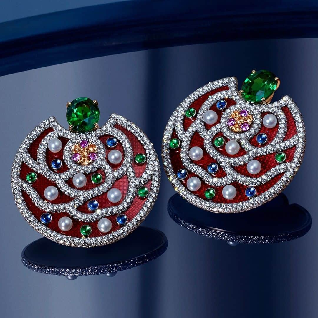 シャネルさんのインスタグラム写真 - (シャネルInstagram)「The Folklore earrings are an interpretation of colorful, traditional Russian embroideries. They are reimagined in daring red lacquer, Gabrielle Chanel’s favorite color, and punctuated with tsavorite and orange garnets, blue and pink sapphires, diamonds and pearls. Discover the collection - link in bio  #CHANELHighJewelry #LeParisRusseDeCHANEL @almajodorowsky」8月5日 1時00分 - chanelofficial