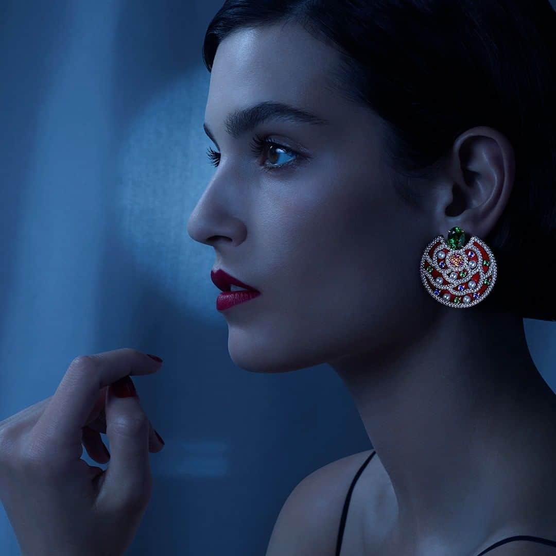 のインスタグラム：「The Folklore earrings are an interpretation of colorful, traditional Russian embroideries. They are reimagined in daring red lacquer, Gabrielle Chanel’s favorite color, and punctuated with tsavorite and orange garnets, blue and pink sapphires, diamonds and pearls. Discover the collection - link in bio  #CHANELHighJewelry #LeParisRusseDeCHANEL @almajodorowsky」