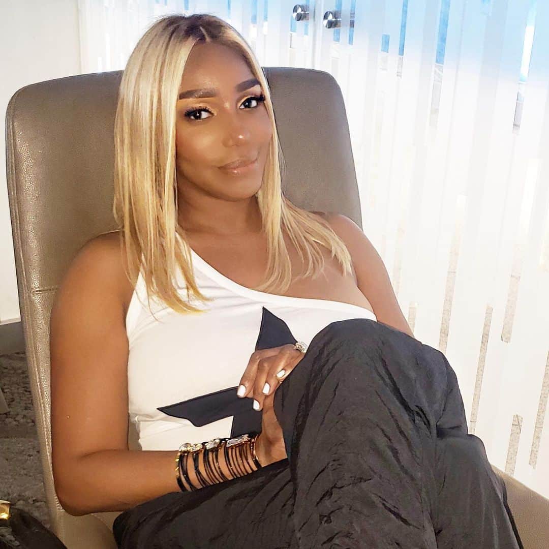 ネネ・リークスのインスタグラム：「Sitting on my flight this morning reflecting/thinking about how i’ve had to make amends with People who actually wronged me and the way that has made me feel. When your a big personality, the fingers get pointed in your direction a lot as the bad guy. It’s just crazy to me how society judges from the outside in, instead of the inside out. I’m just grateful to God that i was given great discernment! Happy Sunday #yourdayiscoming PS: some people play victim well」
