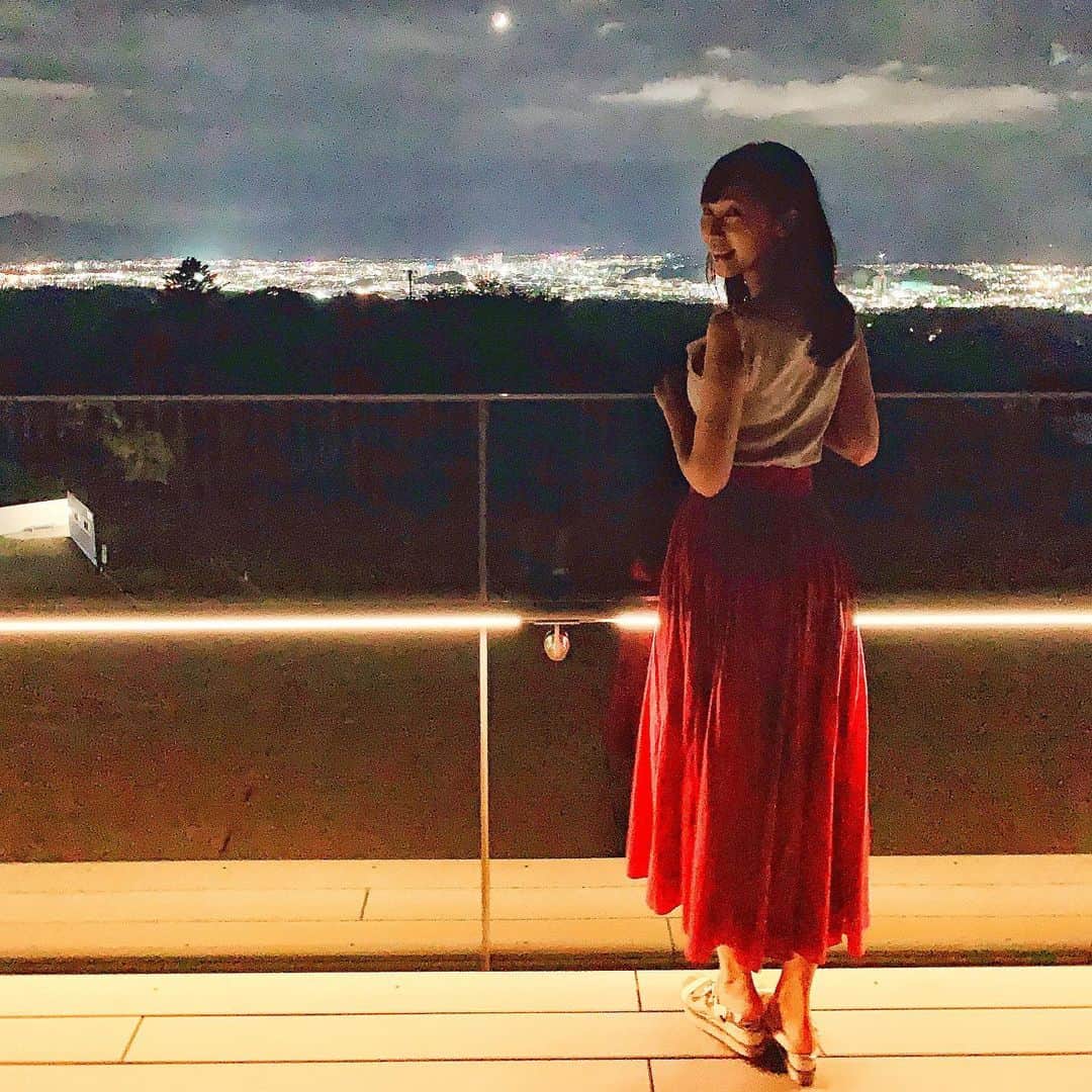 小野澤玲奈さんのインスタグラム写真 - (小野澤玲奈Instagram)「夢テラスから みなと祭り＆日本平ホテルの花火🎇  遠くから見る花火もいいかも^^ . 徹夜でクマだし お風呂入ってないし 浴衣………？？だし もはやおじさん寄りだけど👨🏻‍🦱🧔🏻👨🏻 花火はみんなに平等だった。。🧡 . #花火  #日本平夢テラス  #浴衣どこ  #👨🏻‍🦱 #🧔🏻 .｡oO（探しましょ）」8月5日 1時05分 - reina.onozawa