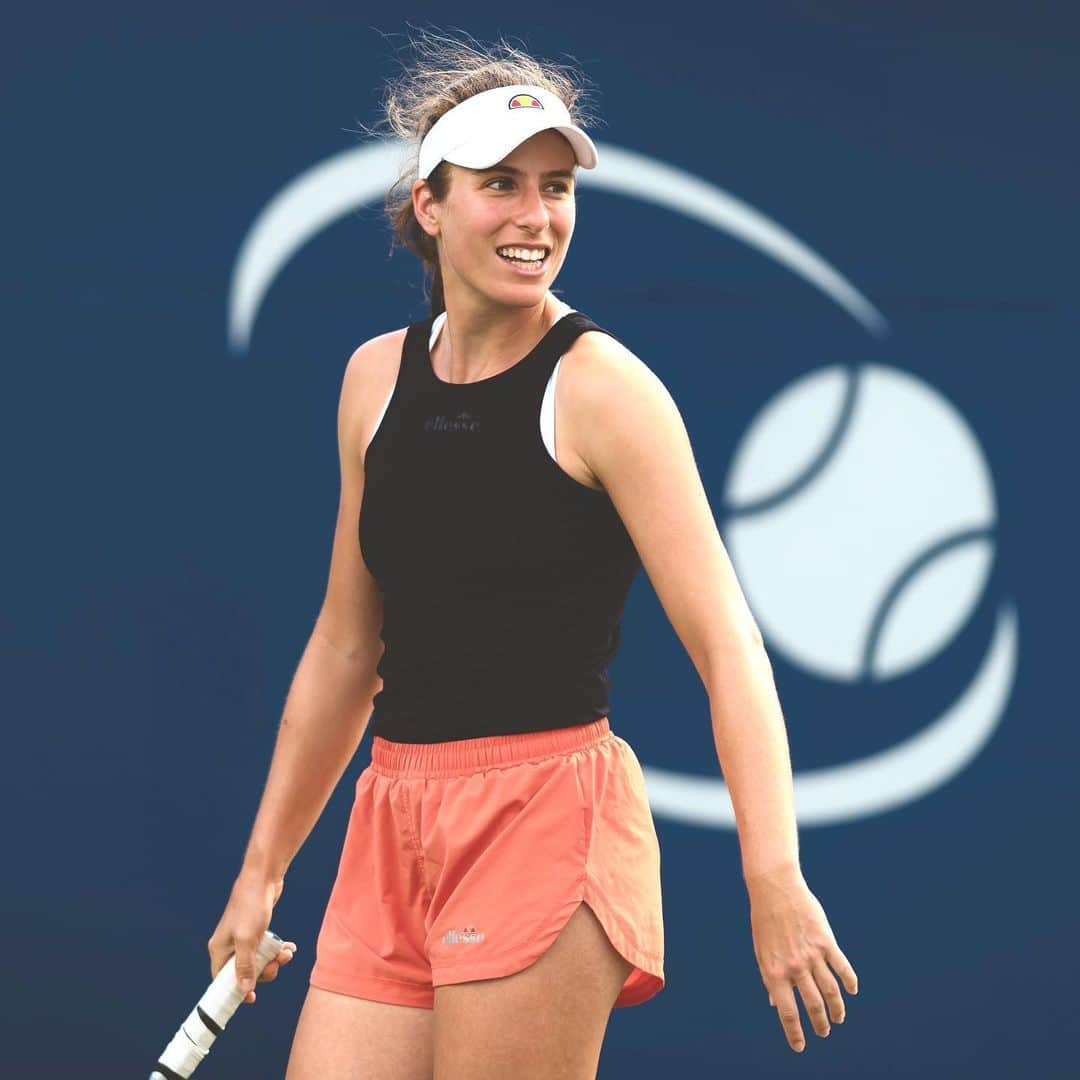 ジョアンナ・コンタさんのインスタグラム写真 - (ジョアンナ・コンタInstagram)「Smiling my way into this week 😁🇨🇦🇨🇦」8月5日 1時11分 - johannakonta