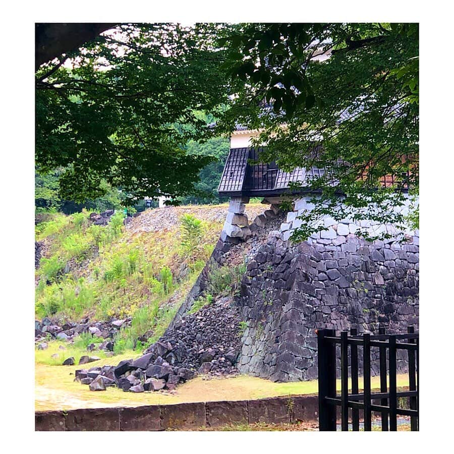 色紙千尋さんのインスタグラム写真 - (色紙千尋Instagram)「修復作業中の熊本城に行ってきました！🏯AbemaNewsを初めて担当した夜勤中に熊本地震が発生し、上空から映した、瓦や石垣が崩れ落ちている当時の熊本城の映像を思い出します。懸命な復旧作業が行われていますが、3年経った今でも熊本地震の跡がまだ至る所に残っていました。 なかでも戌亥櫓は、角石だけで櫓を支えているんですね…！負けないぞ！っていう力強さを感じました✨長い道のりだと思いますが、復旧完了した際はまた熊本城を訪れたいと思います😊 #熊本 #熊本城 #熊本観光 #戌亥櫓」8月5日 1時12分 - shikishi_chihiro
