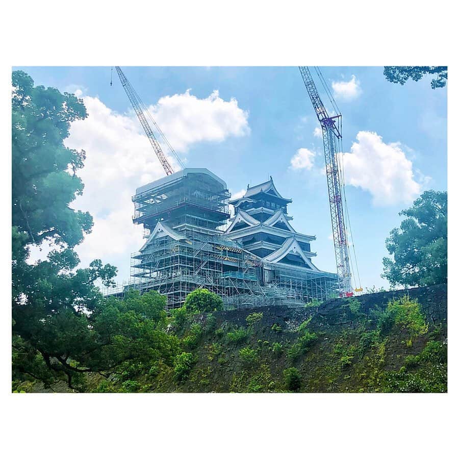 色紙千尋さんのインスタグラム写真 - (色紙千尋Instagram)「修復作業中の熊本城に行ってきました！🏯AbemaNewsを初めて担当した夜勤中に熊本地震が発生し、上空から映した、瓦や石垣が崩れ落ちている当時の熊本城の映像を思い出します。懸命な復旧作業が行われていますが、3年経った今でも熊本地震の跡がまだ至る所に残っていました。 なかでも戌亥櫓は、角石だけで櫓を支えているんですね…！負けないぞ！っていう力強さを感じました✨長い道のりだと思いますが、復旧完了した際はまた熊本城を訪れたいと思います😊 #熊本 #熊本城 #熊本観光 #戌亥櫓」8月5日 1時12分 - shikishi_chihiro
