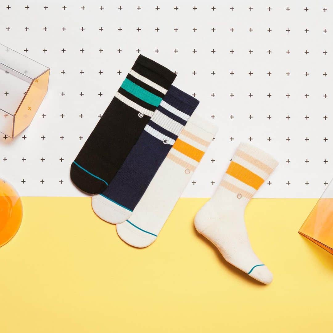 のインスタグラム：「Back to school checklist:✔️ ⃝ Pencils✏️ ⃝ Books 📚 ✔️ Fresh socks 🧦 It’s important to prioritize. Shop Kids’ Uncommon Solids for the new school year - link in bio. #stancekids」
