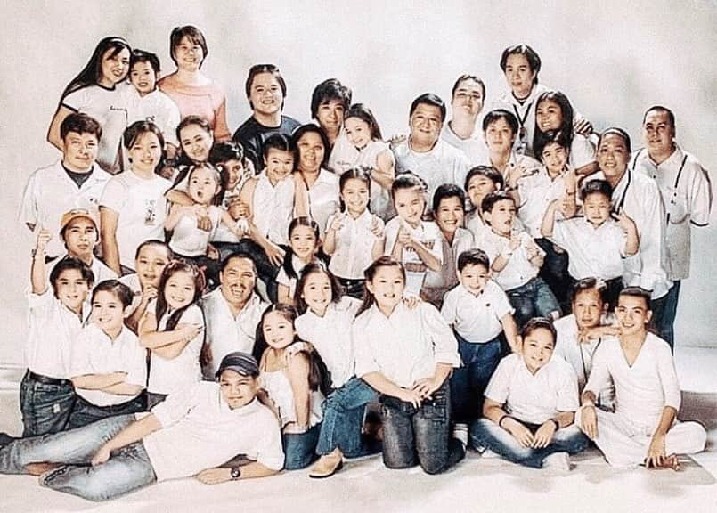 Miles Ocampoさんのインスタグラム写真 - (Miles OcampoInstagram)「Never ko talaga naisip na darating ang panahon na mismong Goin’ Bulilit ang ga-graduate.  Ang dami dami kong gustong i-share. Naging masaya at buo ang childhood ko dahil sa Bulilit. Naging pamilya kaming lahat na hanggang ngayon, kapag nakikita ko ang mga ate’t kuya ko na mga staff at writers ng show, ganun padin yung mga yakap namin sa isa’t isa. Sobra ko silang mahal na isa padin sila sa mga gusto kong maging proud sa akin sa mga ginagawa ko. Kasi kahit nawala na ako sa show, hindi nawala yung pagmamahal ko sa pamilyang nabuo namin. Hindi nawala at hinding hindi mawawala.  Because of Goin’ Bulilit, nagkaroon ako ng pangalawang pamilya ko. Direk Bobot, maraming salamat po sa lahat. Thank you, Mortiz family, sa lahat ng pagmamahal at suporta na binibigay po ninyo sa akin hanggang ngayon. Kayo po ang isa sa mga dahilan kung bakit habambuhay ang show na ito sa puso ko.  Mahal na mahal kita, Goin’ Bulilit.  I will always be a PROUD BULILIT. ❤️ #KwentongBulilit #GoodbabyeBulilit」8月5日 1時27分 - milesocampo