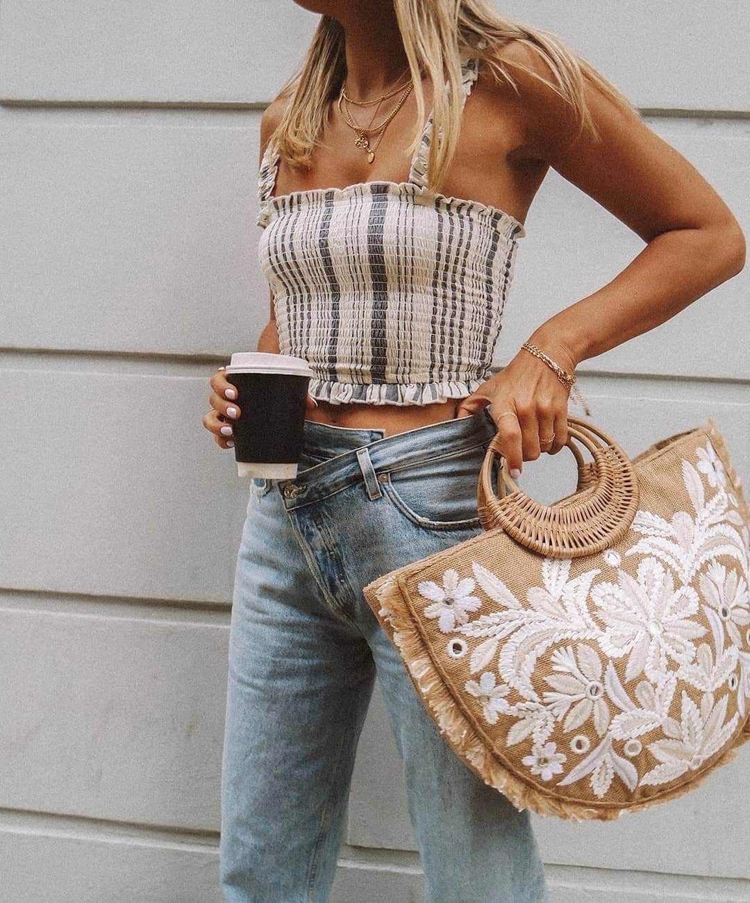 アクセサライズのインスタグラム：「Sister-sister! ✨ @sineadcrowe on @laurencrowe88: "Lauren is a style chameleon. If she sees something and wants to wear it she will! She reminds me a bit of Carrie Bradshaw in that way." -- Lauren wears our Shilpa bag (🔍: 7906621100) and Shirred Stripe crop top (🔍: 7971444006). Swipe to see Sinead in the matching co-ord shorts (🔍: 7971474006). Tap the link in our bio to shop. #SistersDay #Accessorize #Accessorizers」