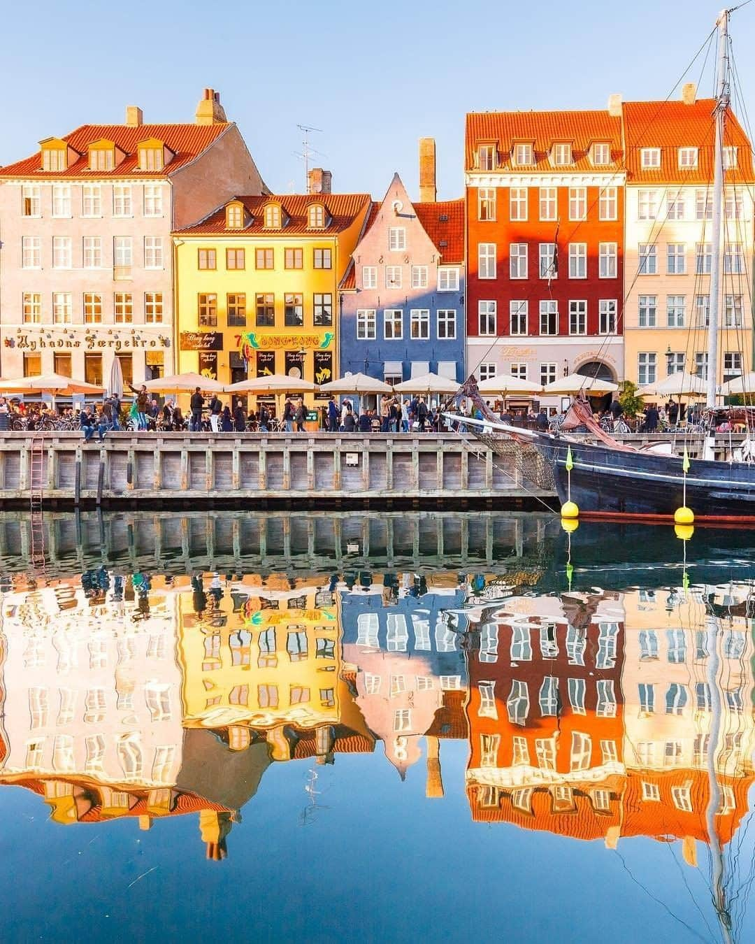 Travel + Leisureさんのインスタグラム写真 - (Travel + LeisureInstagram)「Copenhagen is a postcard-perfect city with much to explore. We've got the ultimate Copenhagen travel guide at our link in bio! #tlpicks courtesy of @loic.lagarde」8月5日 1時25分 - travelandleisure