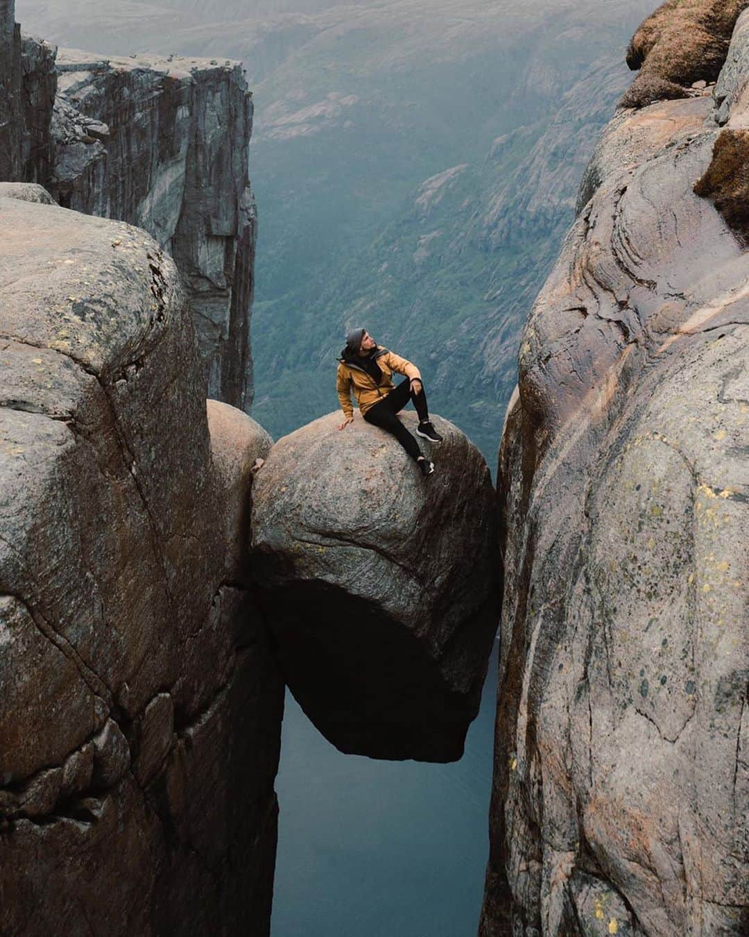Earth Picsさんのインスタグラム写真 - (Earth PicsInstagram)「Sitting on the edge by @lostleblanc Norway 🇳🇴」8月5日 1時35分 - earthpix