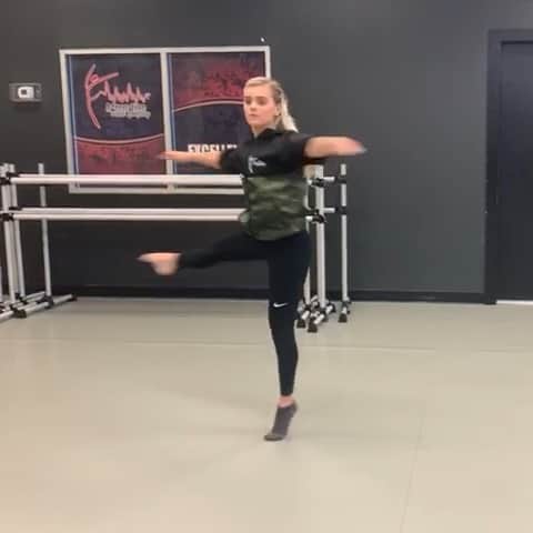 Mia Diazのインスタグラム：「Some fun with turns and reverse spotting 🔥❤️💥 #turns #dancer #teacher #choreographer #miadiaz #adrenalinedanceco  DM me for more info on how to book technique privates with me . ❤️」