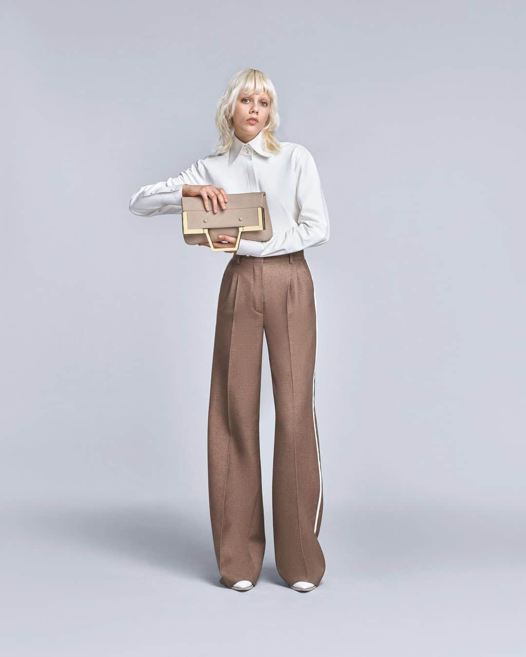 Fendiさんのインスタグラム写真 - (FendiInstagram)「The crisp, buttoned-up shirt tucked into pleated wide-leg pants radiates relaxed authority. #FendiFW19  Creative Director: @silviaventurinifendi Art Director: @nicovascellari  Still Photographer: @mattiazoppellaro  Styling: @ganio  Feat: @marjanjonkman」8月5日 1時31分 - fendi