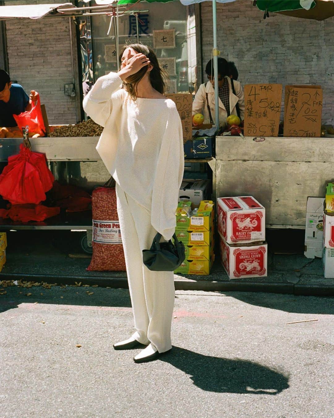 barneysnyofficialさんのインスタグラム写真 - (barneysnyofficialInstagram)「Sundays are for farmers markets and leisurely errands (ideally looking as chic as @briesarawelch in @therow, pictured). How are you spending your summer Sunday? 🥬🍅🍊 Photographed by: @teget」8月5日 1時32分 - barneysny