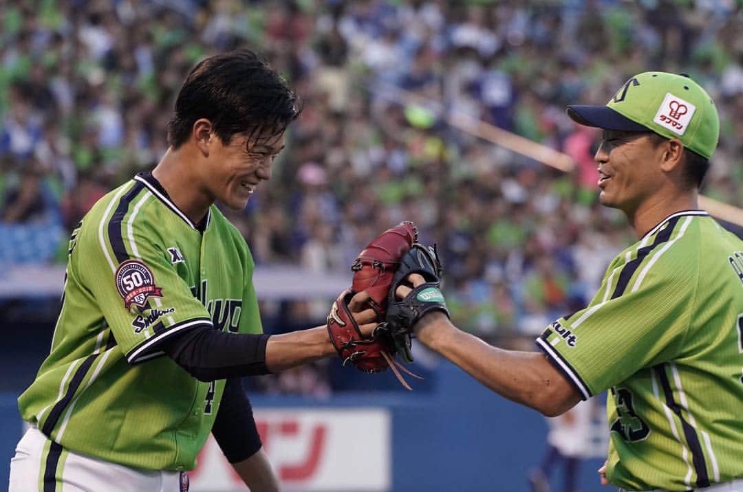 高橋奎二のインスタグラム：「今日で3勝目することができました！ 野手のみなさんに点を取ってもらっていいリズムで投げれました！ もっと勝てるように頑張ります💪 今日も暑い中たくさんのの応燕ありがとうございました！😊 球場もとても緑が綺麗でした！✨✨ #さあミドレ #TOKYO燕プロジェクト」