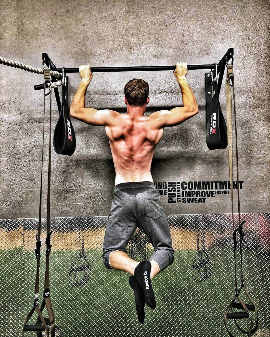 ロビー・ジャーヴィスのインスタグラム：「Working on them wings.」