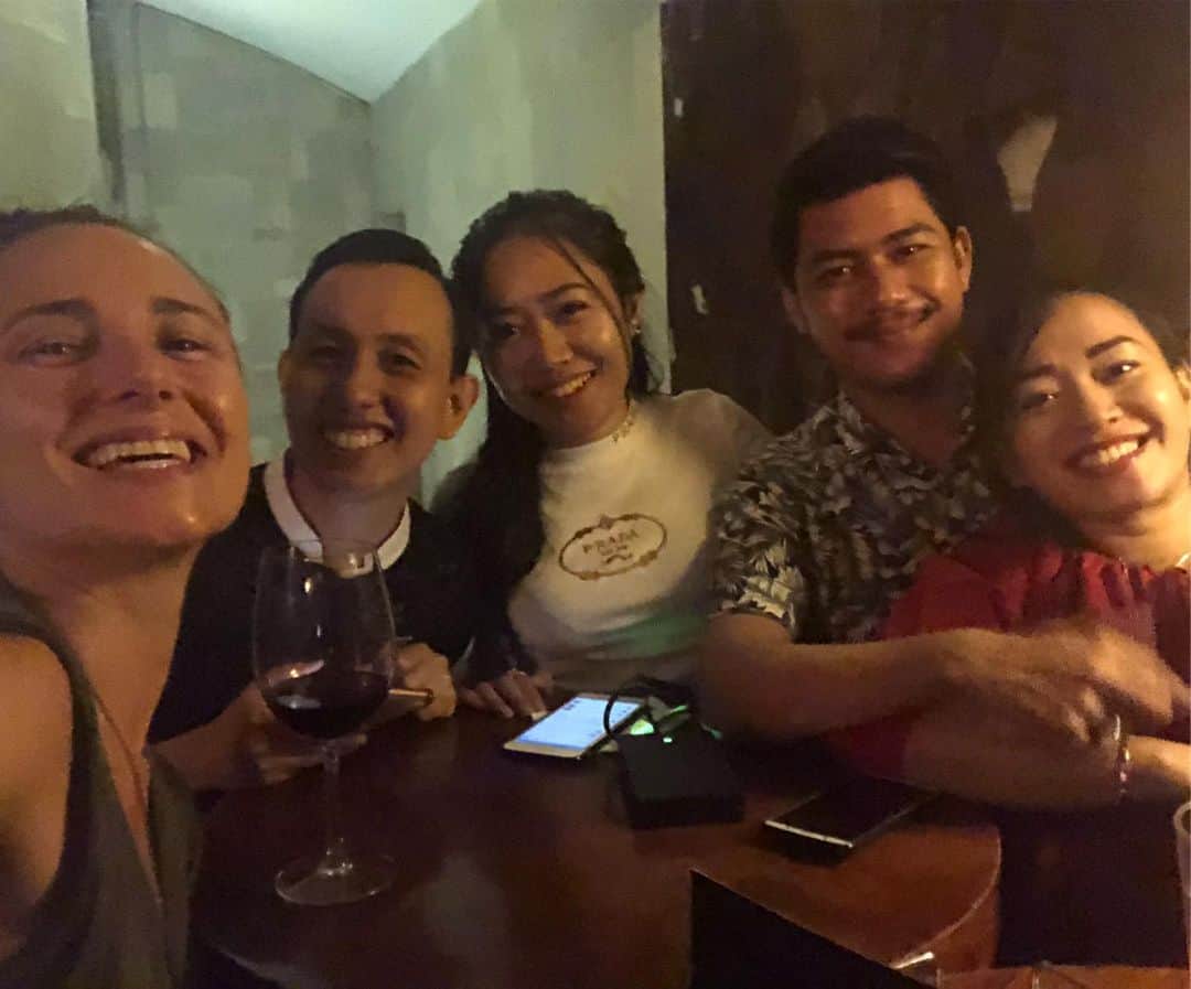 ブリアナ・エヴィガンのインスタグラム：「Thank god I met these beautiful people in Medan tonight. You make the world make sense, when the world can be confusing. 🧝🏽‍♀️🧡💥great jungle send off...」