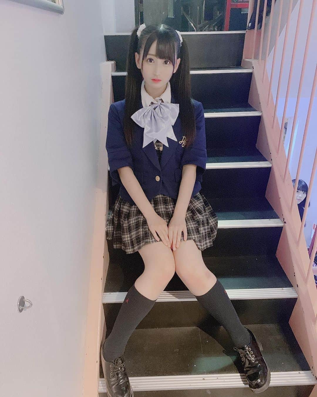 のインスタグラム：「ディアステージさんの衣装を着せて頂きました☆  この衣装ほんと可愛い〜！！！ 制服やメイド服だいすき♪ またきたいっ♡  #ディアステージ #秋葉原ディアステージ #アイドル #キラフォレ #谷麻由里 #グラドル #制服 #スカート #チェックスカート #ツインテール #拡散希望」
