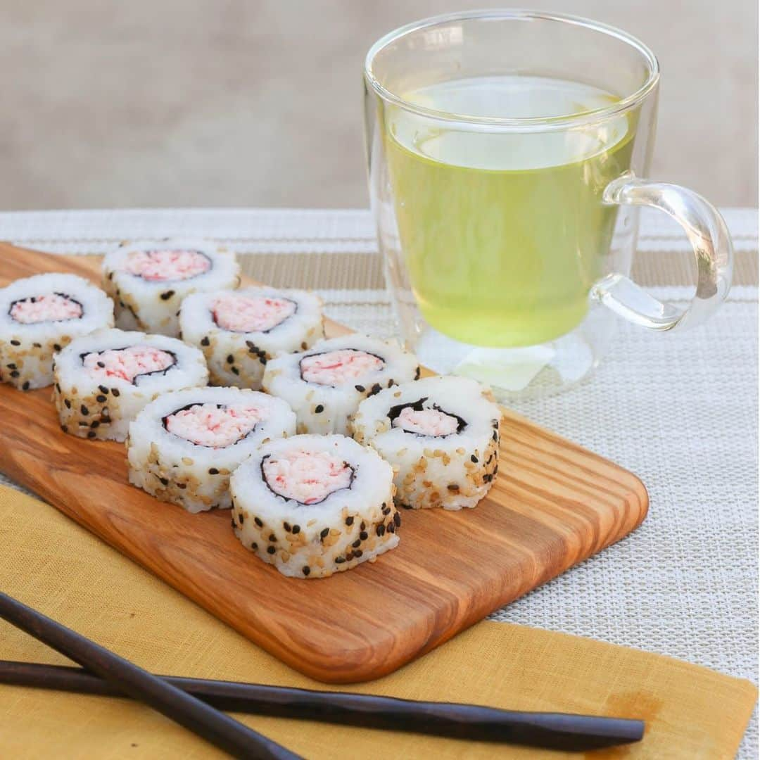 YAMAMOTOYAMA Foundedさんのインスタグラム写真 - (YAMAMOTOYAMA FoundedInstagram)「Keeping lunch light and tasty with california rolls and a refreshing cup of crisp and hot cup Sencha Green Tea. What are you having for lunch today? #Yamamotoyama」8月5日 1時39分 - yamamotoyama_usa