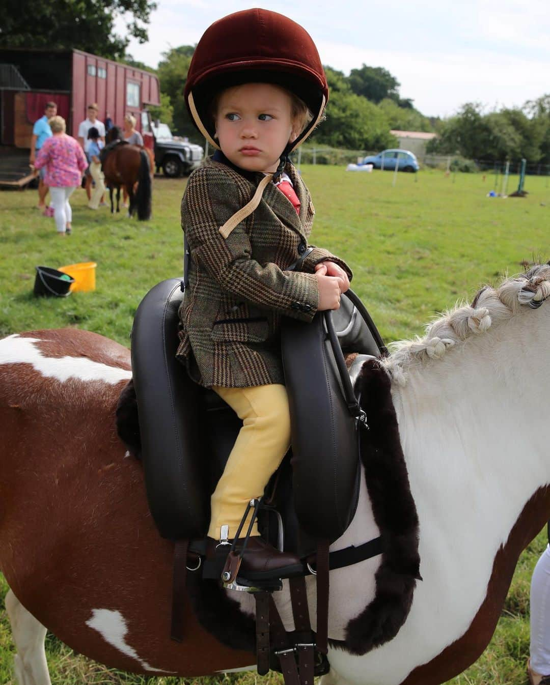 サム・フェアーズさんのインスタグラム写真 - (サム・フェアーズInstagram)「Mummy is so so proud of you Rosie. 3rd place at the North Mymms Riding Club today 👏🥉😘 3rd place qualified Rosie & Toffee to compete at the Royal London Show in September 🤗 i bring Rosie along to the shows for the fun & experience, but she’s doing so well I can’t believe it 👏 bring on September Rosie & Toffee x」8月5日 1時47分 - samanthafaiers