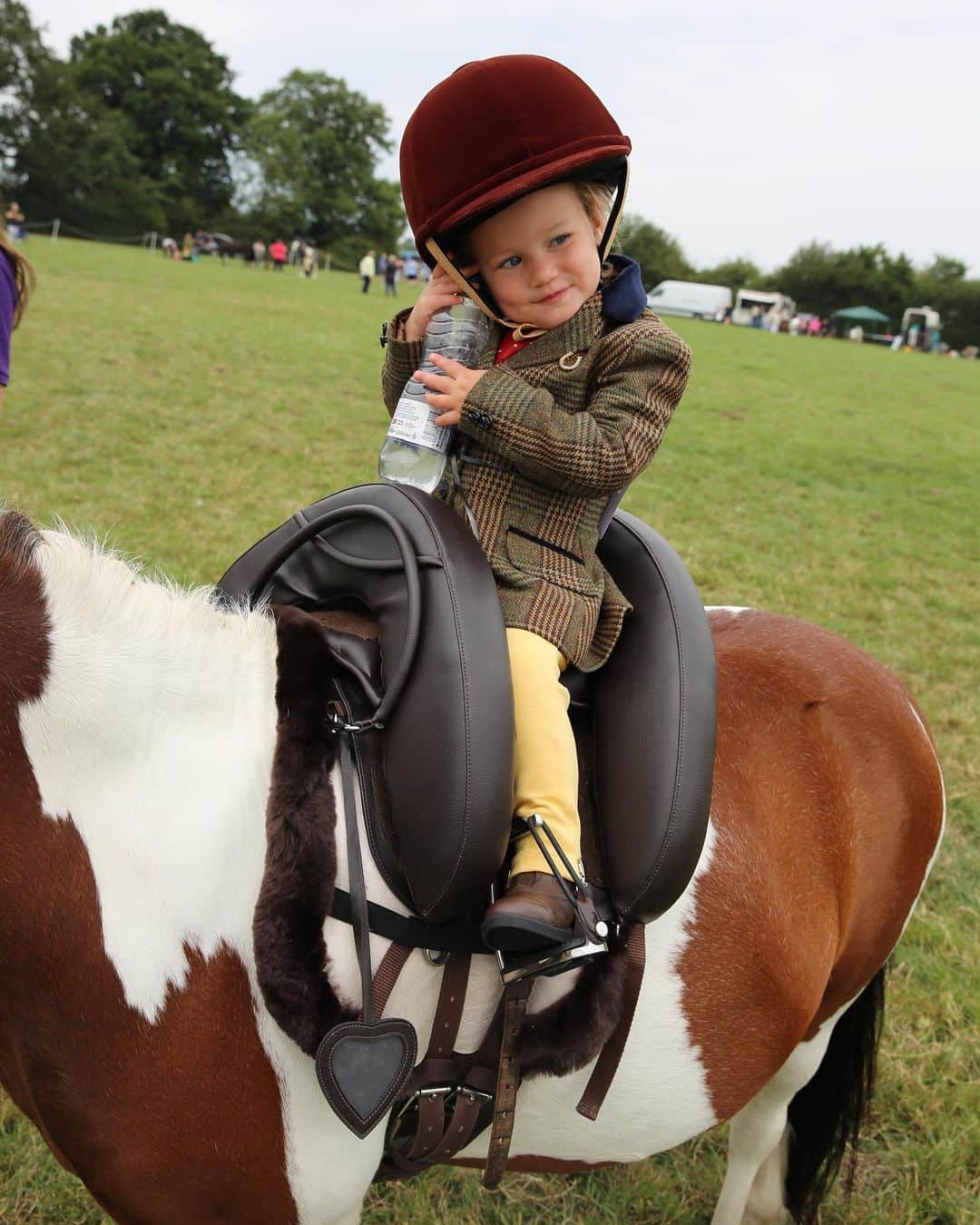 サム・フェアーズさんのインスタグラム写真 - (サム・フェアーズInstagram)「Mummy is so so proud of you Rosie. 3rd place at the North Mymms Riding Club today 👏🥉😘 3rd place qualified Rosie & Toffee to compete at the Royal London Show in September 🤗 i bring Rosie along to the shows for the fun & experience, but she’s doing so well I can’t believe it 👏 bring on September Rosie & Toffee x」8月5日 1時47分 - samanthafaiers