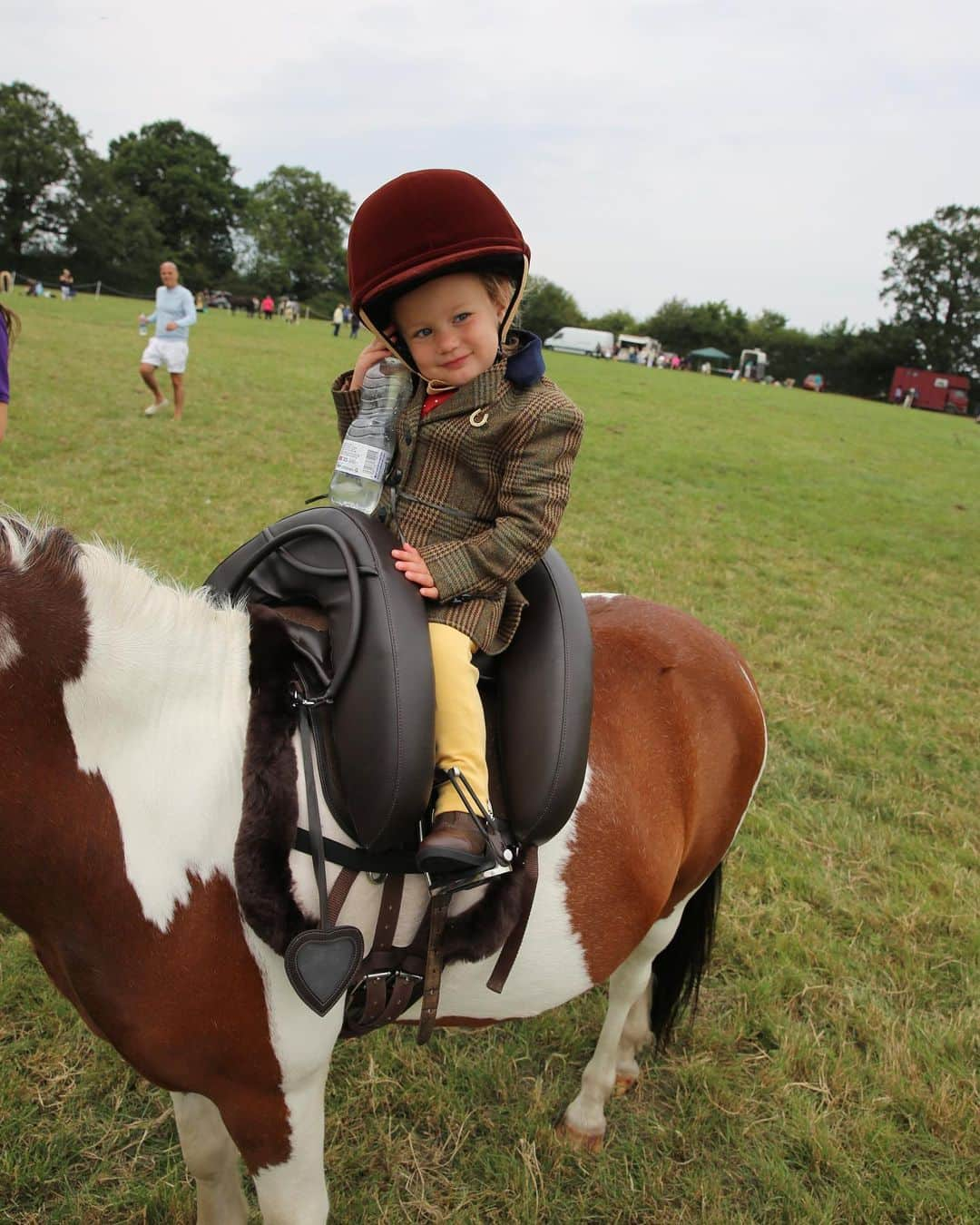 サム・フェアーズさんのインスタグラム写真 - (サム・フェアーズInstagram)「Mummy is so so proud of you Rosie. 3rd place at the North Mymms Riding Club today 👏🥉😘 3rd place qualified Rosie & Toffee to compete at the Royal London Show in September 🤗 i bring Rosie along to the shows for the fun & experience, but she’s doing so well I can’t believe it 👏 bring on September Rosie & Toffee x」8月5日 1時47分 - samanthafaiers