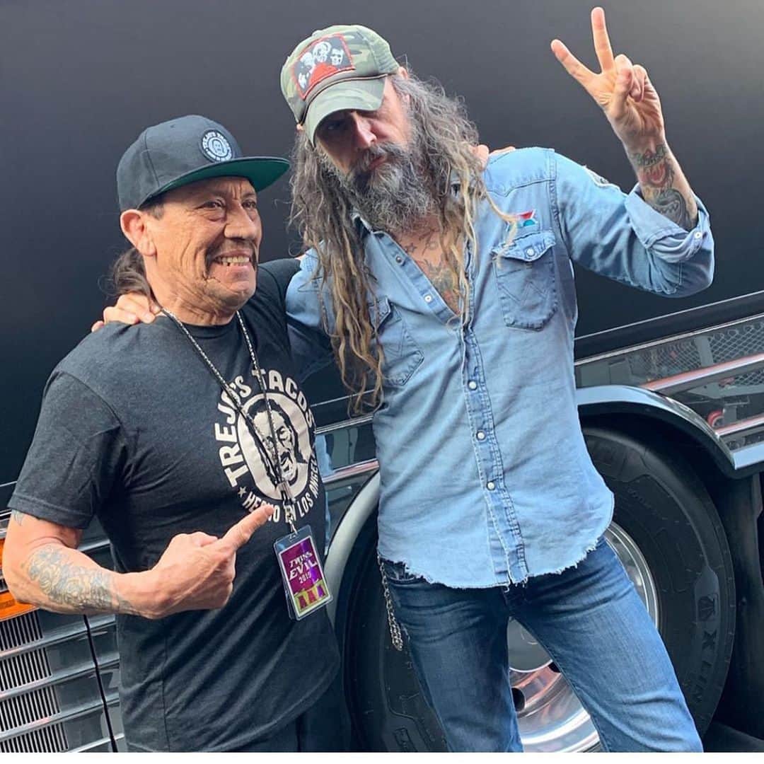 ロブ・ゾンビのインスタグラム：「Last night in Washington my buddy @officialdannytrejo came on down to rock and sell some tacos. #3fromhell #dannytrejo #robzombie #sherimoonzombie #richardbrake #billmoseley #sidhaig #washingtonstate」