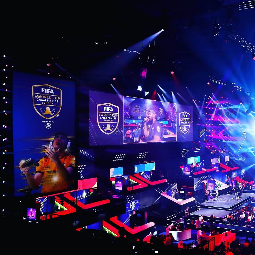 FIFAワールドカップさんのインスタグラム写真 - (FIFAワールドカップInstagram)「The arena is ready for the final of the #FIFAeWorldCup 2019 🔥 Swipe right! @moauba 🇩🇪 vs. @msdossary7 🇸🇦 Who will lift the trophy at @theo2london today?🎮🏆」8月5日 1時50分 - fifaworldcup