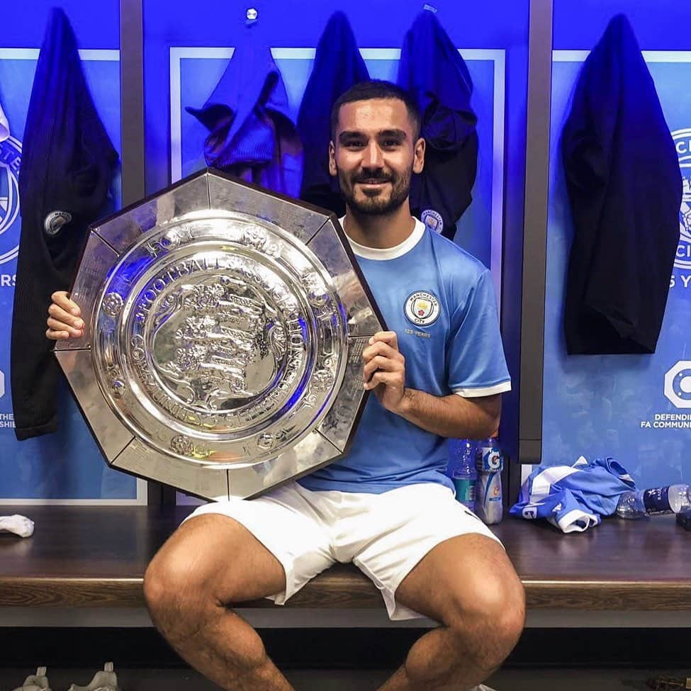 イルカイ・ギュンドアンさんのインスタグラム写真 - (イルカイ・ギュンドアンInstagram)「Here we go again 🏆 #CommunityShield defended ✔  Another successful start into the season! 🎱⚽ #CmonCity @mancity」8月5日 1時52分 - ilkayguendogan