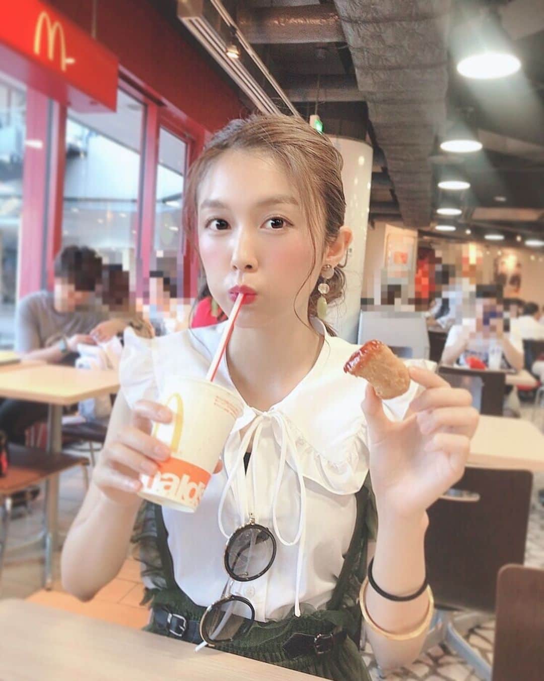 麻衣愛のインスタグラム：「チキンナゲット×コーラ😋💕 このzaraのトップスお気に入りなの💗 #fashion #tops #zara #マック #チキンナゲット #コーラ #最強コンビ #横浜 #みなとみらい」