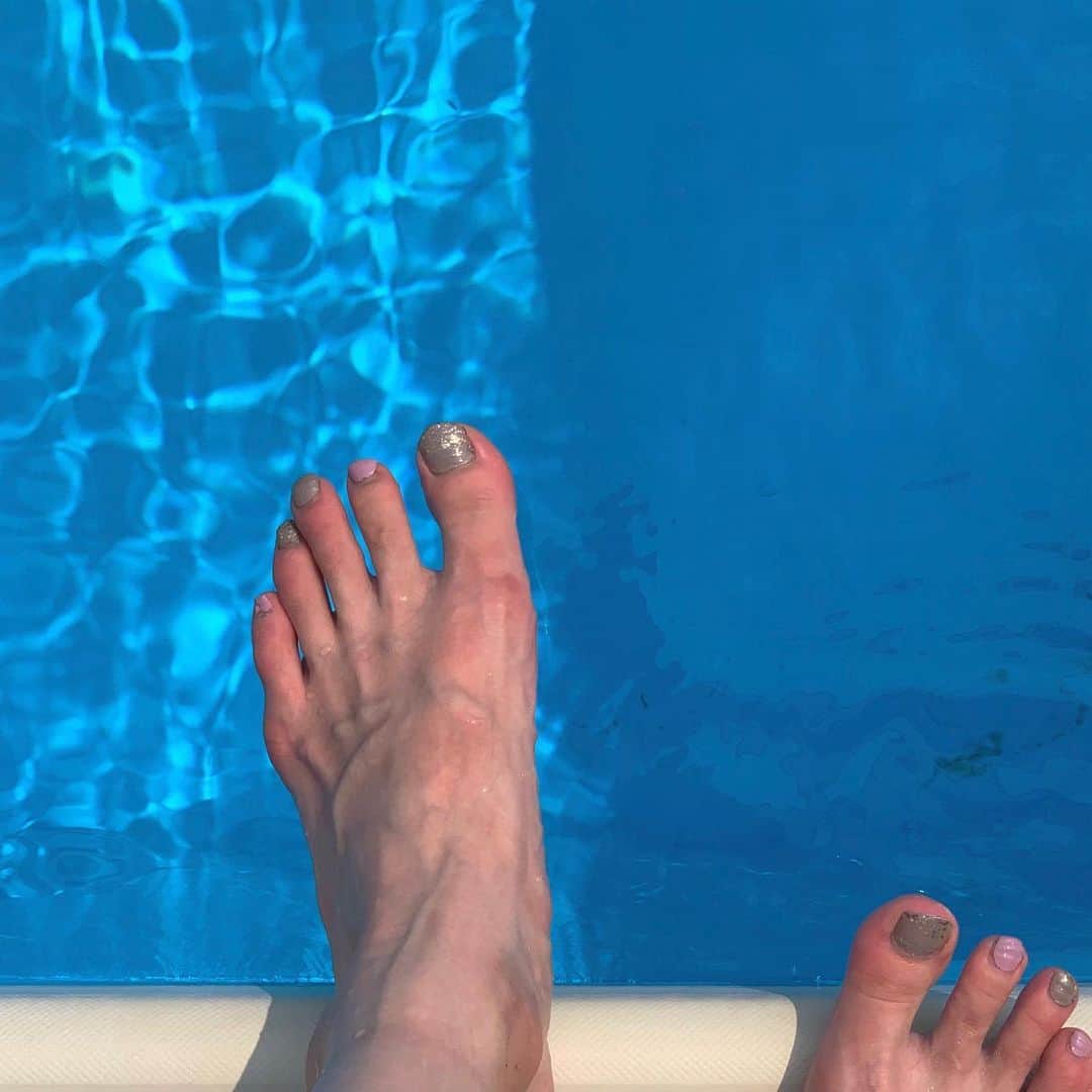 老月ミカさんのインスタグラム写真 - (老月ミカInstagram)「足元から夏🦶 @incocojapan 貼るタイプのネイルなので 足元からファッションを楽しめます👙💅 泳ぐの好きなのでプールのお誘いお待ちしてます🏊‍♀️ #incoco #インココ」8月4日 17時01分 - oreo.oreo.m