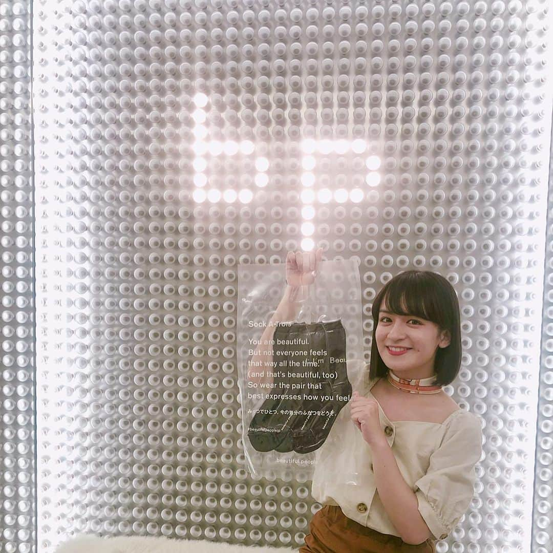 山出愛子さんのインスタグラム写真 - (山出愛子Instagram)「beautiful people 展示会に💕  生まれて初めての展示会で緊張した💦 可愛いの沢山あってめちゃくちゃ沢山欲しかった😆❤️ 帰りに頂いたソックス🧦 足首のところに「I'm」「I'm not」「beautiful」って書いてあって「I'm beautiful」にもできるし、「I'm not beautiful」にもできるの！ 発想力がすごい、、！ 私は、、、「I'm not beautiful」ばっかり履いちゃうかも、笑  学校にも履いていけそうだからすごく嬉しかった🤩  買ったお洋服、届いたら紹介しまーす👍  #beautifulpeople #bp #展示会 #靴下 #socks #black #🖤 #過去スタグラム」8月4日 17時04分 - aiko_yamaide