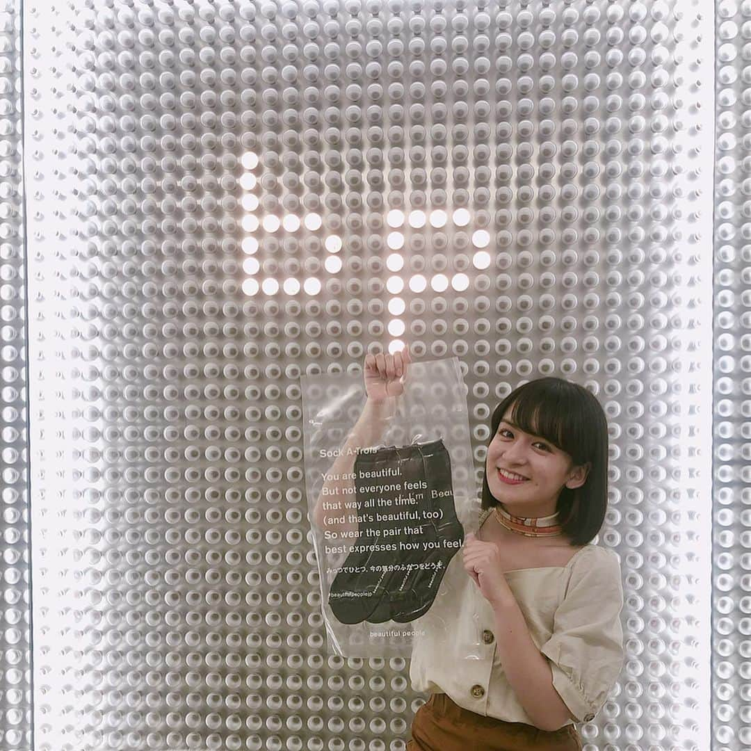 山出愛子さんのインスタグラム写真 - (山出愛子Instagram)「beautiful people 展示会に💕  生まれて初めての展示会で緊張した💦 可愛いの沢山あってめちゃくちゃ沢山欲しかった😆❤️ 帰りに頂いたソックス🧦 足首のところに「I'm」「I'm not」「beautiful」って書いてあって「I'm beautiful」にもできるし、「I'm not beautiful」にもできるの！ 発想力がすごい、、！ 私は、、、「I'm not beautiful」ばっかり履いちゃうかも、笑  学校にも履いていけそうだからすごく嬉しかった🤩  買ったお洋服、届いたら紹介しまーす👍  #beautifulpeople #bp #展示会 #靴下 #socks #black #🖤 #過去スタグラム」8月4日 17時04分 - aiko_yamaide