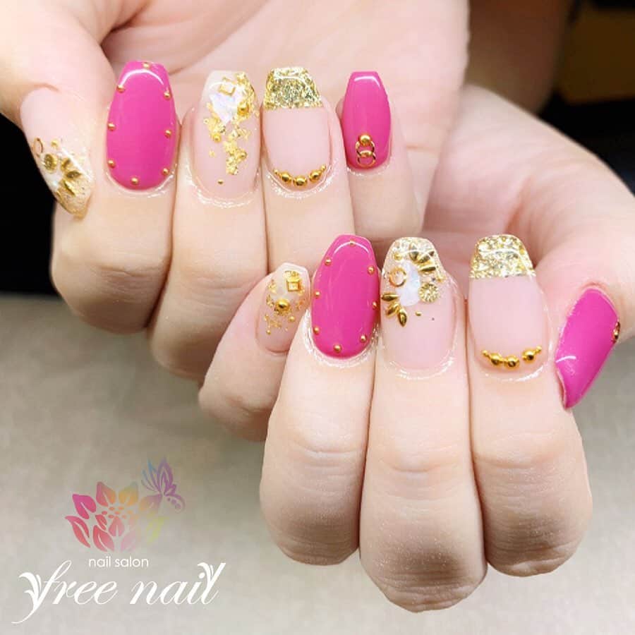 free nail フリーネイルのインスタグラム：「. お客様ネイル💅🏻🍧✨ . エスニックスタッズネイル💗✨ . スクエアがおしゃれ💗✨ . スワイプして動画も見てね☝︎⇨🎬✨ . ご来店ありがとうございました🙇🏻‍♀️🙇🏻‍♀️🙇🏻‍♀️💗 . #ネイル #フリーネイル #ネイルアート #ジェルネイル #ネイルサロン #大阪ネイルサロン #ネイルデザイン #ネイルチェンジ #サマーネイル #エスニックネイル #スタッズネイル #金箔ネイル #シェルネイル #ピンクネイル #ヌーディーカラーネイル #ゴールドネイル #デザインネイル #トレンドネイル #人気ネイル #スクエアネイル #夏ネイル #美甲 #日式美甲 #summernails #nailsart #nailsalon #nailsdid #newnails #newnail #freenail」