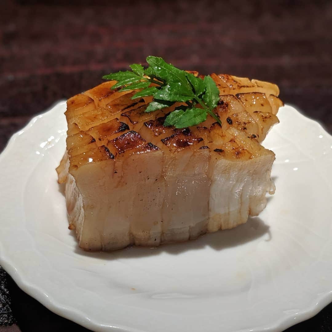 Masayasu Moritaのインスタグラム：「#平貝 #麻布グルメ #tokyo #東京 #鮨 #sushi #もりたま飯 #foodie #foodgasm #foodphotography #foodstagram #美食 #delicious #tasty #instafood #グルメ #food #yummy #foodporn #デリスタグラマー #グルメな人と繋がりたい #寿司好きな人と繋がりたい」