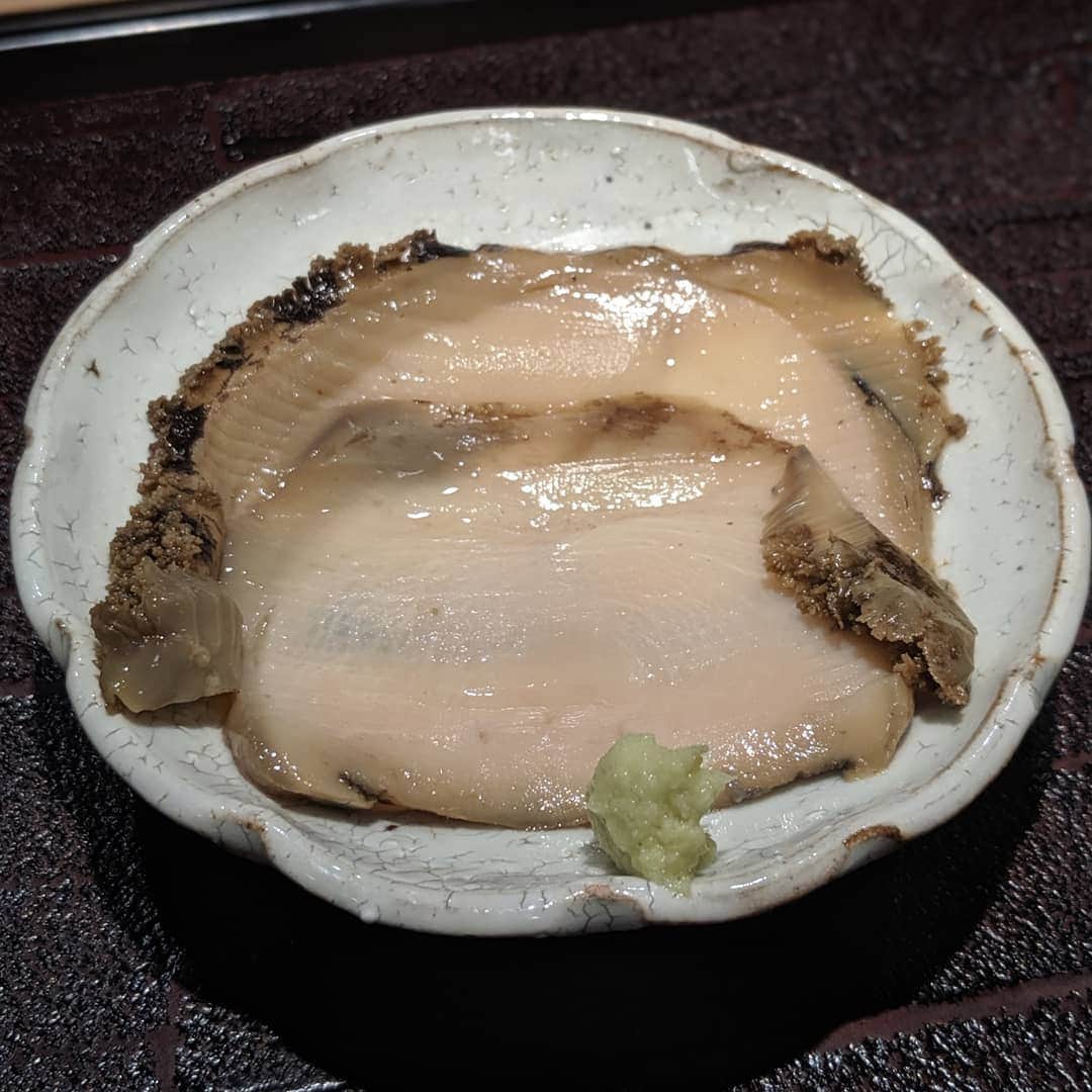 Masayasu Moritaのインスタグラム：「#鮑 #あわび #abalone #麻布グルメ #tokyo #東京 #鮨 #sushi #もりたま飯 #foodie #foodgasm #foodphotography #foodstagram #美食 #delicious #tasty #instafood #グルメ #food #yummy #foodporn #デリスタグラマー #グルメな人と繋がりたい #寿司好きな人と繋がりたい」
