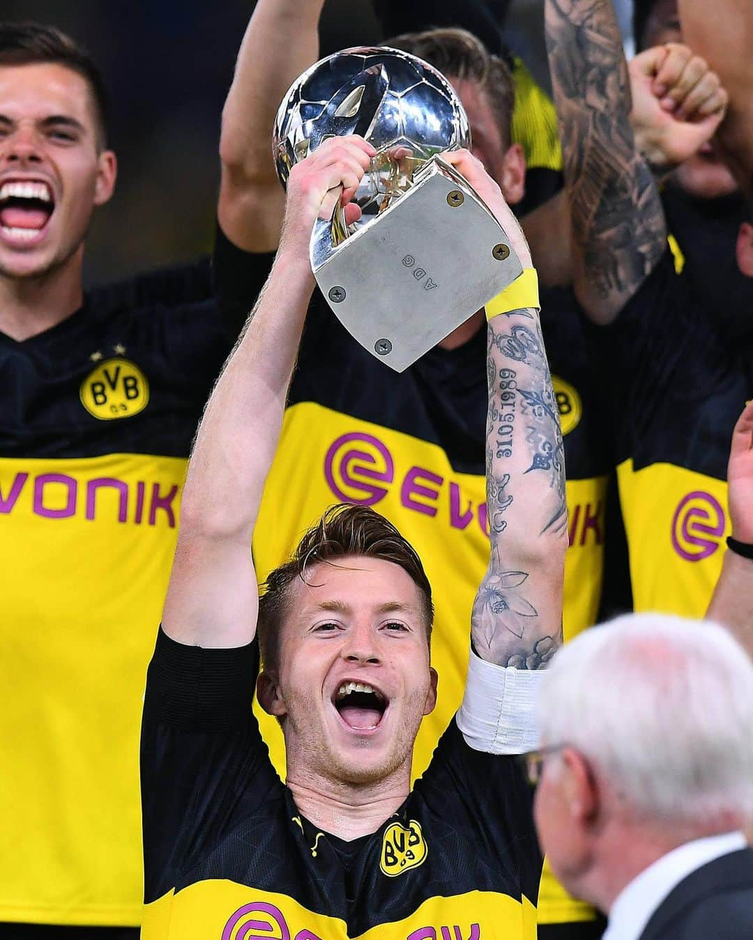 ボルシア・ドルトムントさんのインスタグラム写真 - (ボルシア・ドルトムントInstagram)「What a day for our captain 🏆💛 „Player of the Year“ and Supercup winner. 👏 #bvb #borussiadortmund #supercup #marcoreus #fußballerdesjahres #hejabvb #echteliebe」8月4日 17時27分 - bvb09