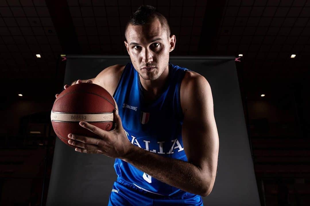 ダニーロ・ガリナリのインスタグラム：「Nella tarda serata di ieri, Danilo Gallinari è stato sottoposto ad appendicectomia. L’intervento, effettuato in laparoscopia presso l’ospedale di Verona alla presenza dello staff medico sanitario Azzurro, è perfettamente riuscito. Danilo dovrà osservare alcuni giorni di riposo per poi intraprendere il percorso di riabilitazione e tornare a lavorare con i compagni nel raduno di Roma (12/14 agosto). Le sue condizioni verranno monitorate quotidianamente dallo staff medico sanitario della Nazionale nel raduno in corso a Verona. #Italbasket #NothingButAzzurri」