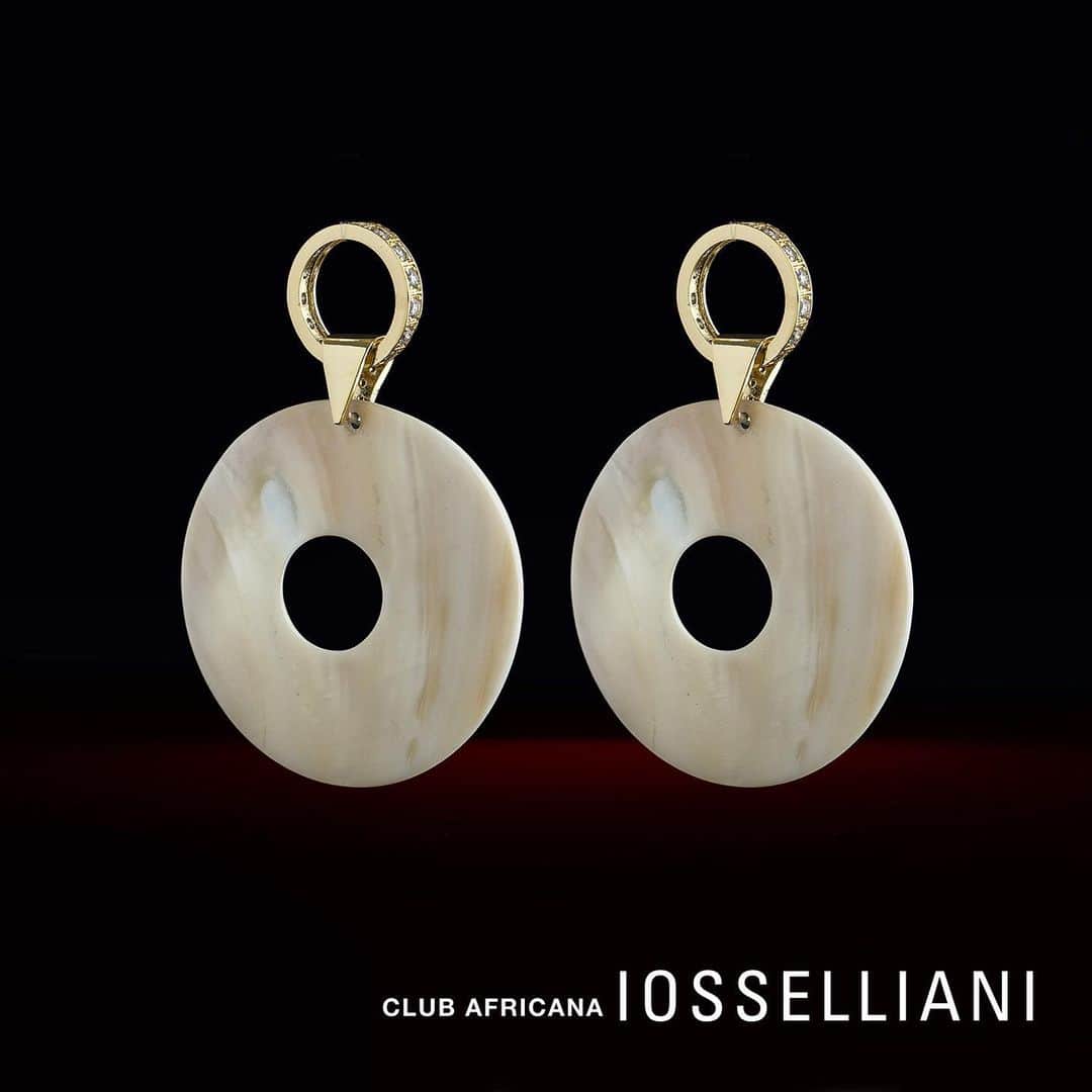 のインスタグラム：「#IOSSELLIANI AW19 CLUB AFRICANA LUXURY Exploring the Black Renaissance of the '70s, IOSSELLIANI reloads the AW19 jewelry with natural shapes and materials to portray the visual identities of the Afro aesthetic.」
