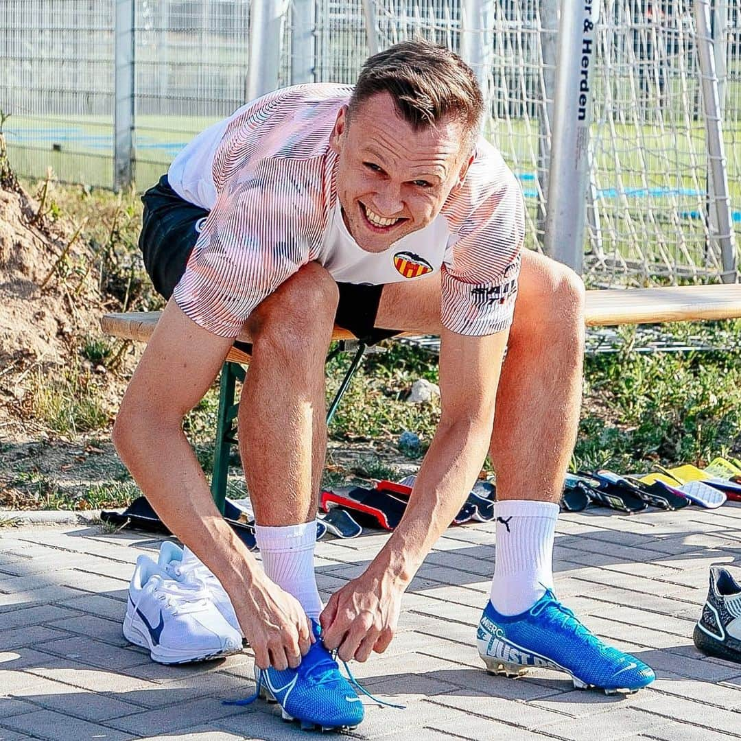 バレンシアCFさんのインスタグラム写真 - (バレンシアCFInstagram)「Tie your shoes - we got a match to play! 😜 . ¡PREPARADOS! ✅▶️🔜 . Hoy tenemos partido ⚽️🦇🔥 . @cheryshev90 🤩 . #VCFonTour 🖤 #B04VCF」8月4日 17時23分 - valenciacf