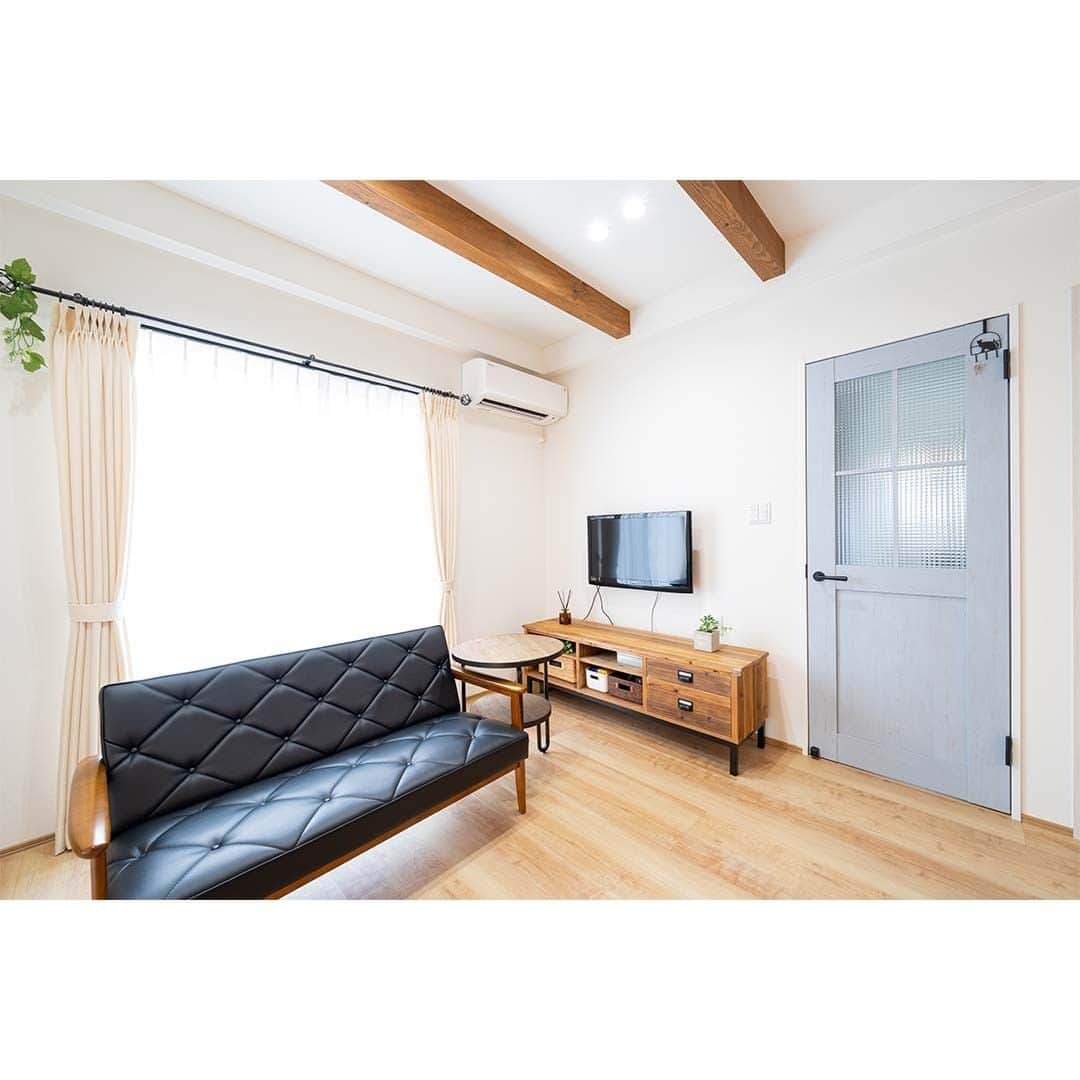 homelife 夢を叶える暮らし方のインスタグラム：「【リビングドア】 . . 淡いブルーのリビングドアがアクセントで部屋の可愛さをアップ！ カフェ風の内装で落ち着くリビングに♪ . . こちらのお家はアーキホームライフのお施主様邸の施工写真です。 その他の施工写真は、 @homelife_gallery のURLからご覧いただけます。 . . #リビングドア #ドア #doors #家具 #家族団らん #カフェ風の家 #理想の家 #おしゃれな家 #マイホーム計画 #ローコスト住宅 #マイホーム #夢のマイホーム#福知山 #豊岡 #加東 #姫路 #注文住宅 #自由設計 #デザイン住宅 #myhome #family #house #home #homelife_京都 #homelife_大阪 #homelife_兵庫 #ホームライフ #ホームライフ100 #アーキホームライフ」