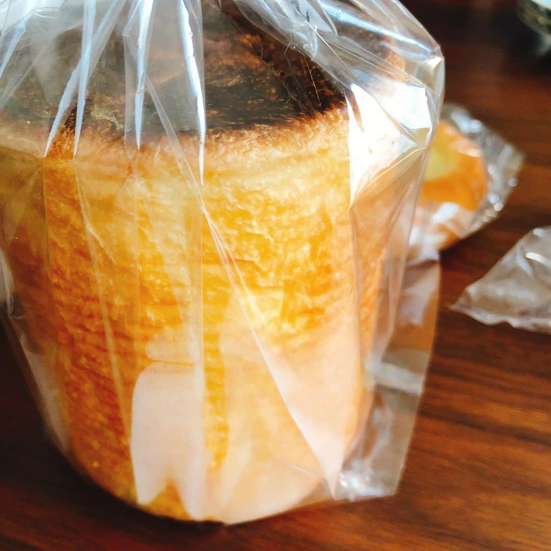 菊間千乃さんのインスタグラム写真 - (菊間千乃Instagram)「Mr.クリームパン神田さんのオクトーブルでお買い物🍞 クリームパンが有名ですが、食パン(3枚目の写真)もおススメです。分厚く切って少し焦げ目がつくくらいトーストして、トロピカルフルーツとマンゴーの入ったクリームチーズをつけて食べるのが、最近のわたくしの朝ごはんです🥞 パティシエでいらっしゃるので、もっちろん美しくて美味しいケーキもたくさん🍰 三軒茶屋にお越しの際は、お出かけしたら美味しいパンやお菓子に出会えますよ〜😍 #クリームパン #オクトーブル #太子堂 #OCTOBRE」8月4日 17時24分 - kikuma_yukino