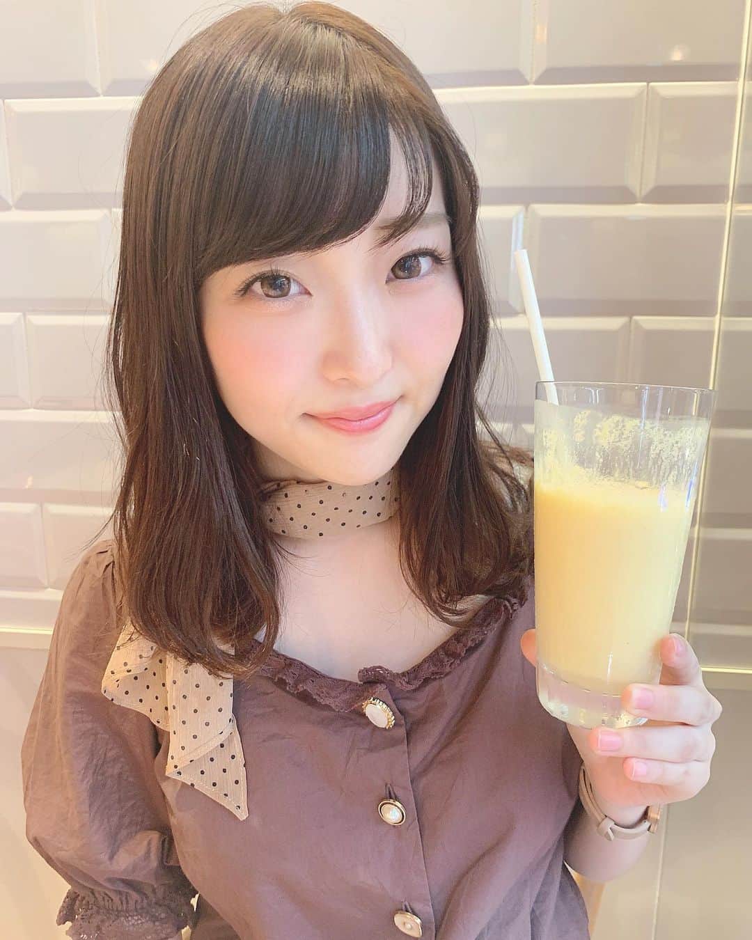 のインスタグラム：「・ 先日また @taka_hair_ さんにカラーしてもらった😊 ・ カラーはベージュにしてもらったよ✩︎⡱ 私色落ちしやすいから堀さんに色落ちしにくいおすすめので！ってお願いしたの💇‍♀️ ・ トリートメントもしてもらったからサラツヤ(○︎´v`○︎) ・ ・ #カラー #ベージュカラー #エドルカラー #サロンモデル #撮影モデル #フリーモデル #サロモ #モデル #サロン  #関西サロモ  #撮影依頼募集中  #ヘアスタイル #ヘア #アッシュ #サロンモデル募集 #메이크 #메이크업 #hair #make #makeup #lovers_nippon_portrait #salonmodel」
