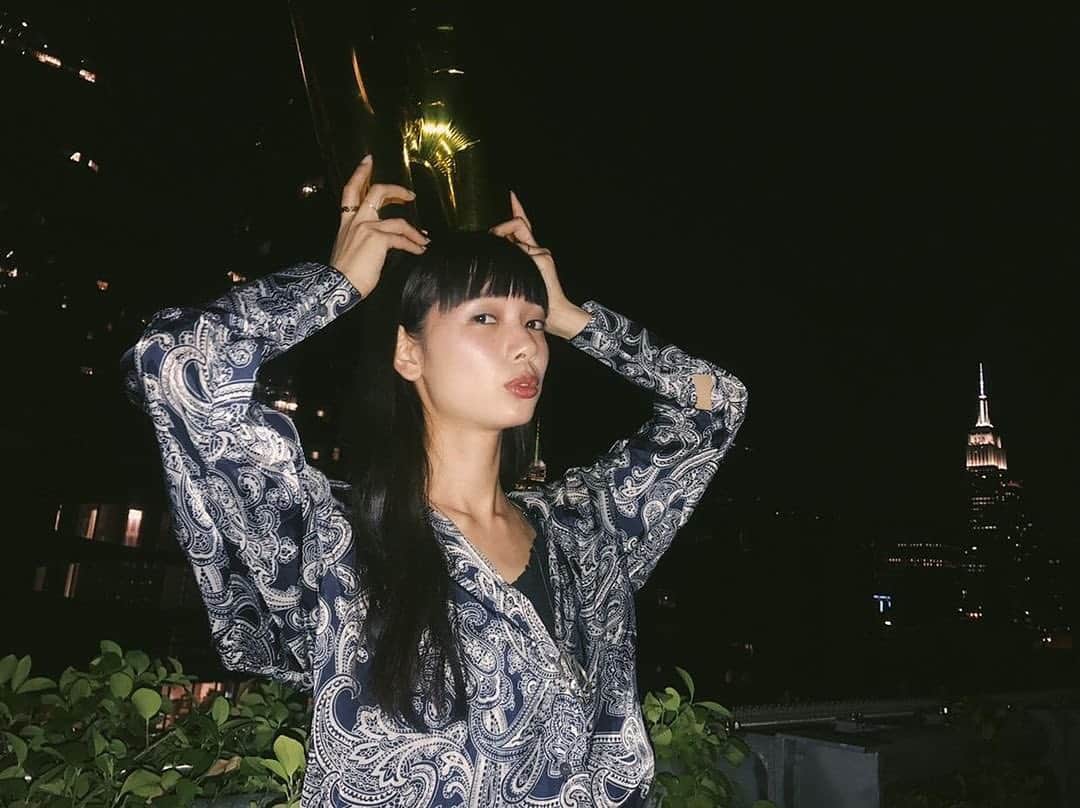 きなりのインスタグラム：「毎日暑すぎて仕事以外で日中外に出られません…毎年言うけど夏がとても苦手！嫌い！溶けちゃいそう😇 だから全然写真も撮れてない更新したい😇😇 ということでNYの時の写真📸  #tb  友達のバースデーした時のかな！ルーフトップバーで遊んだの楽しかった☺️🥂 わたしのパワースポット、今年はまだ行けていないなあ〜避暑地のつもりで毎年夏に行っていたけど、違う季節も体験してみたいなあ〜〜✈️」