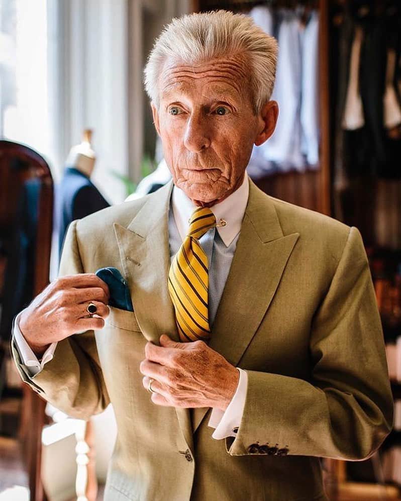 のインスタグラム：「Edward in our studio, wearing an Irish linen suit with slim peaked lapels, our classic white and blue pin-collar shirt and a yellow repp stripe tie. Taken by @jkf_man. . #EdwardSexton #Portrait #BespokeTailoring #Luxury #Design #Craft #Handmade #Menswear #BritishStyle #TheSextonLook」
