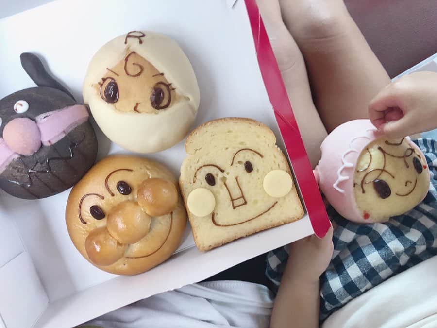 近藤千尋のインスタグラム：「今日は皆で アンパンマンミュージアムへ💓🌞 パパはお仕事前なのにありがとう🙇‍♀️🚗 ショーがとにかく楽しくて アンパンマンが出てきた時 一番興奮していたのは大人達❤️笑 帰ってからはプールして 今日はもうクタクタです。笑🤷‍♀️ #アンパンマンミュージアム」