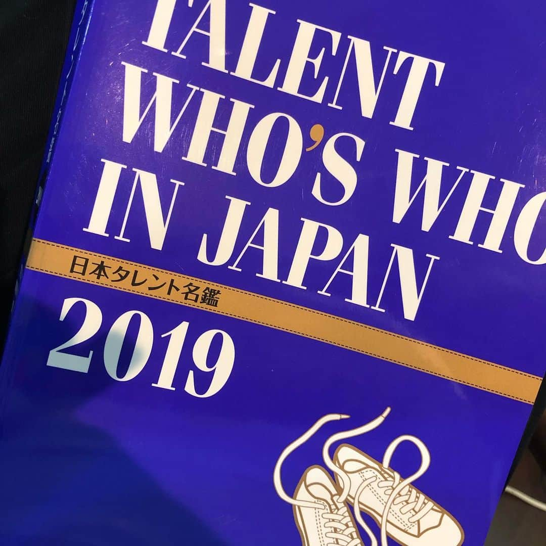 バカリズムさんのインスタグラム写真 - (バカリズムInstagram)「「名前不足」 いくつかの作品を同時進行で進めている時、たくさんの登場人物を書かなければいけないため、決まって名前不足になる。 自由だからこそどんな名前にするか意外と悩んでしまう。 こんなところに時間をかけたくないので、頭の引き出しの中からささっと出してつけてしまいたいのだけど、そうすると名前がかぶったり似たような響きの名前ばかりになってしまう。 だからっていちいち引き出しの奥を探していると、時間がかかってしまう。 そんな時に便利なのがこれ。 Amazonで購入。 ただ、参考にはなるけどとにかく重くてかさばる。」8月4日 17時41分 - bakarhythm